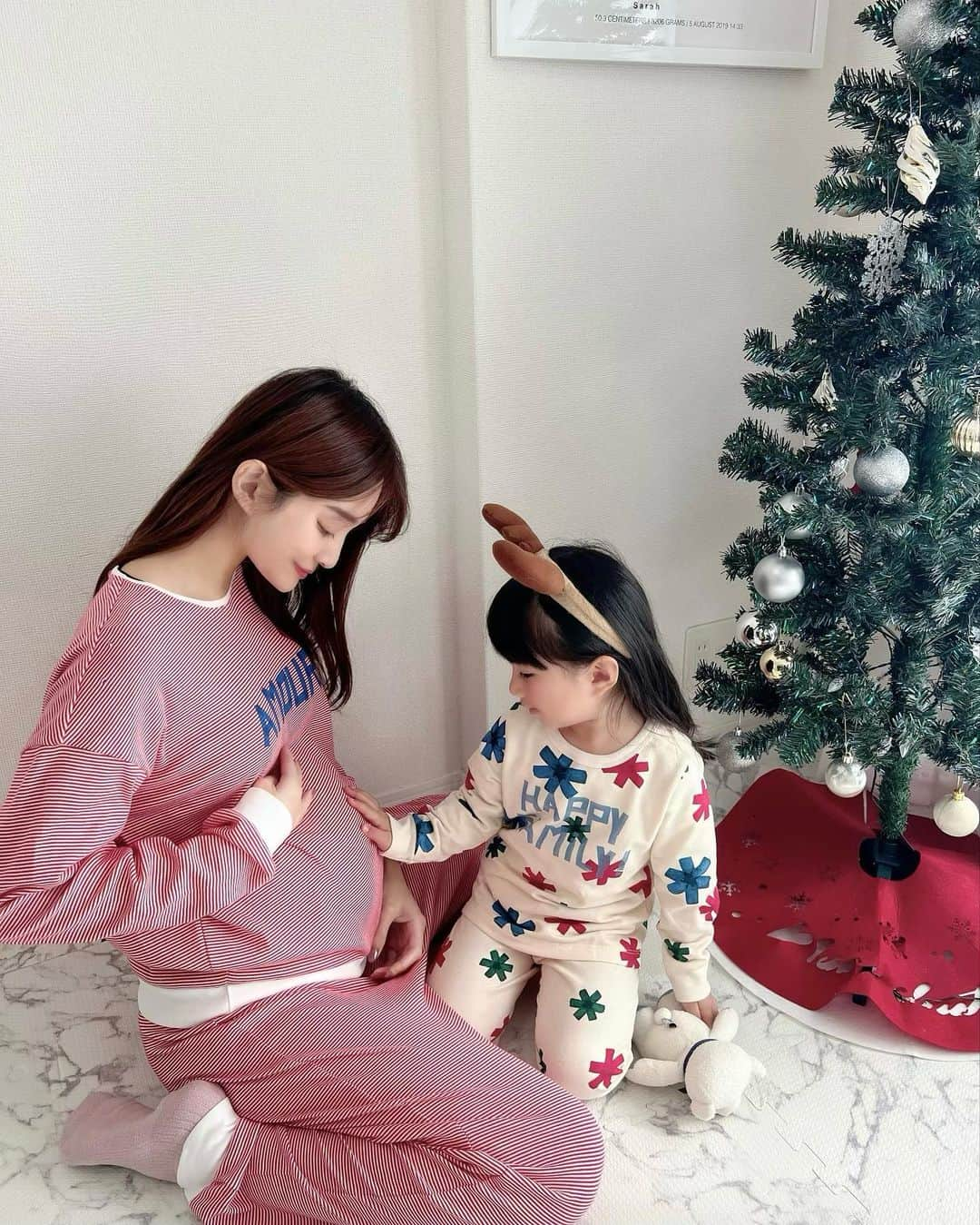 橘リンさんのインスタグラム写真 - (橘リンInstagram)「今年のクリスマスも プチバトーのパジャマ🎄💫 @petitbateau_jp   ツリーの飾り付けして クリスマスカラーのパジャマを着て クリスマスムードってワクワクする☺️  着心地も良くて娘もお気に入りのパジャマ❤️💚  164cm Lサイズ/4才104cm  #Sponsored #petitbateau #プチバトー #プチバトーパジャマ #パジャマパーティ #パジャマ #ルームウェア #お揃いパジャマ #プチバトー130周年 #クリスマスパジャマ #プチバトーのクリスマス」12月4日 11時52分 - rincharon