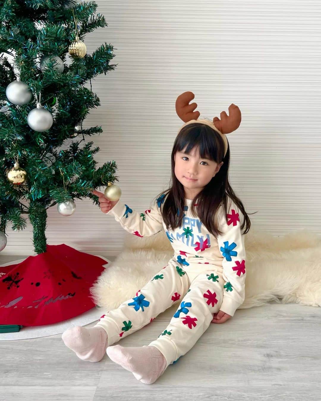 橘リンさんのインスタグラム写真 - (橘リンInstagram)「今年のクリスマスも プチバトーのパジャマ🎄💫 @petitbateau_jp   ツリーの飾り付けして クリスマスカラーのパジャマを着て クリスマスムードってワクワクする☺️  着心地も良くて娘もお気に入りのパジャマ❤️💚  164cm Lサイズ/4才104cm  #Sponsored #petitbateau #プチバトー #プチバトーパジャマ #パジャマパーティ #パジャマ #ルームウェア #お揃いパジャマ #プチバトー130周年 #クリスマスパジャマ #プチバトーのクリスマス」12月4日 11時52分 - rincharon