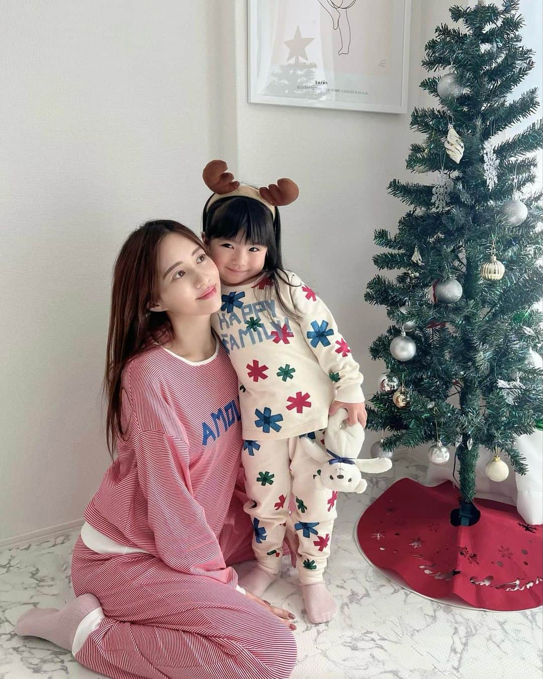 橘リンのインスタグラム：「今年のクリスマスも プチバトーのパジャマ🎄💫 @petitbateau_jp   ツリーの飾り付けして クリスマスカラーのパジャマを着て クリスマスムードってワクワクする☺️  着心地も良くて娘もお気に入りのパジャマ❤️💚  164cm Lサイズ/4才104cm  #Sponsored #petitbateau #プチバトー #プチバトーパジャマ #パジャマパーティ #パジャマ #ルームウェア #お揃いパジャマ #プチバトー130周年 #クリスマスパジャマ #プチバトーのクリスマス」