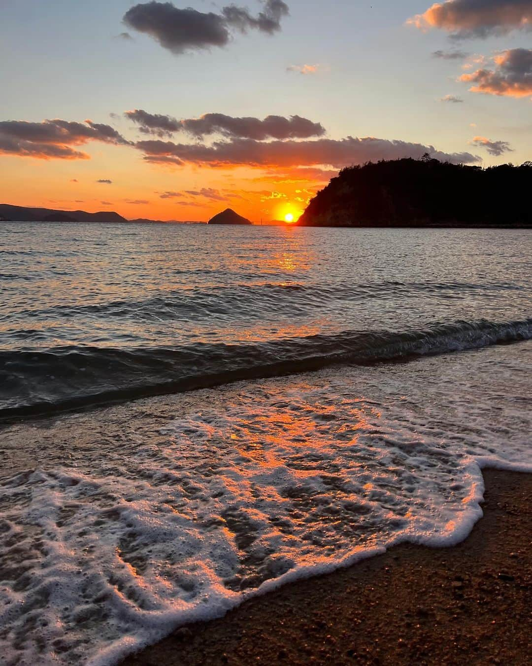 山中美智子のインスタグラム：「1 直島でみた瀬戸内sunset ✨  2-4 全員完食　香川うどん　石井商店  5 とにかく紅葉🍁が見頃  6 フェリーからチラッとみえる名物  7 アート巡りの華  ちなみにここは真っ暗闇に入るという体験型のアート作品です  地中美術館もいきました🤍 空間アートが最高に素敵なので是非行ってみて下さい✨ しかし写真が禁止なので見せられないんだけど…  @benesse_artsite  をみると直島のアート巡りの参考になります✨」