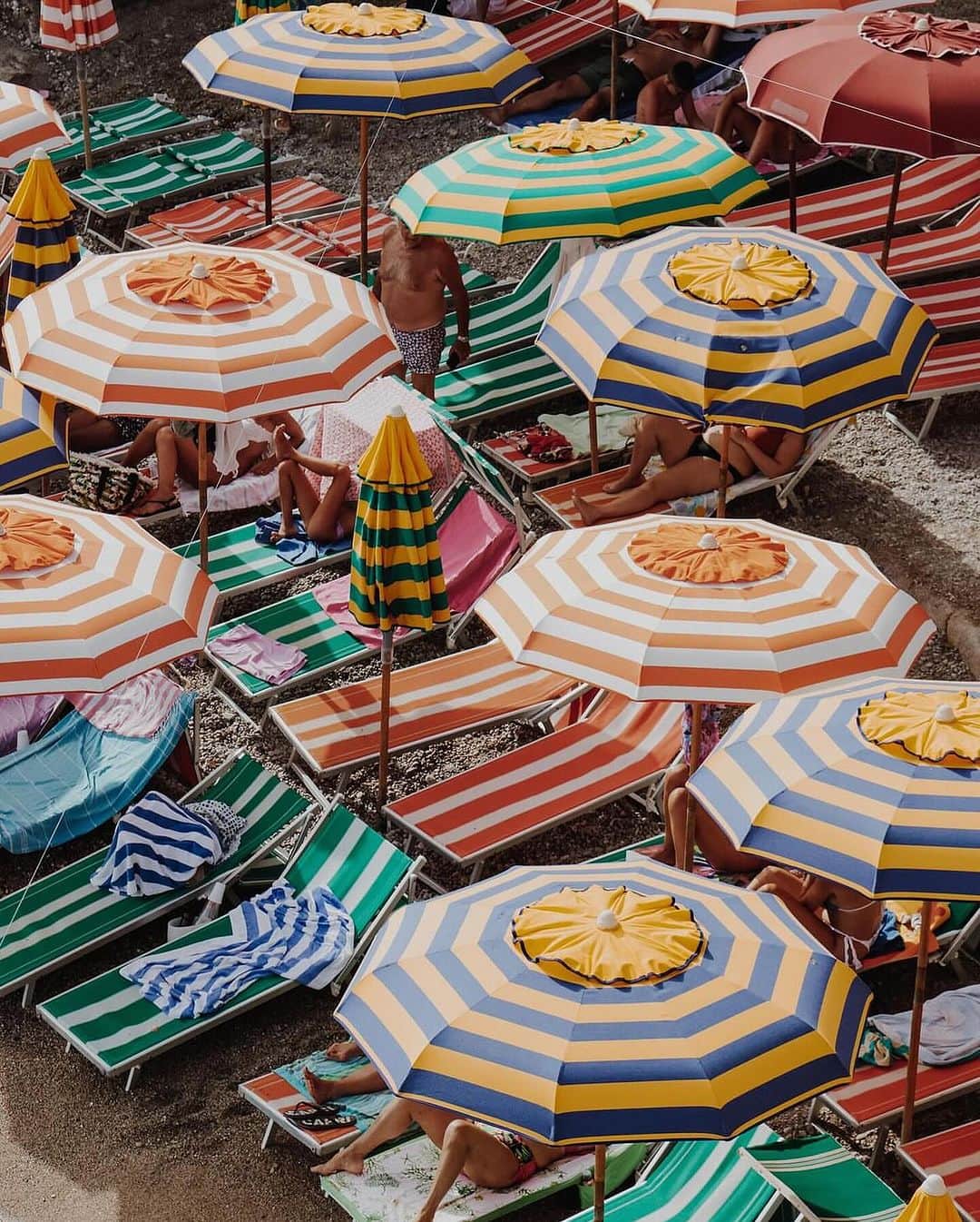 ココリボンのインスタグラム：「SUMMER = STRIPES 🏖️  First photo by @natalieobradovichphotography whose work of the Mediterranean coastline is my new obsession..  #cocoribbon #summerstripes #stripes #beachtobar #robes #beachrobes #vacayvibes #mediterranean #photography」