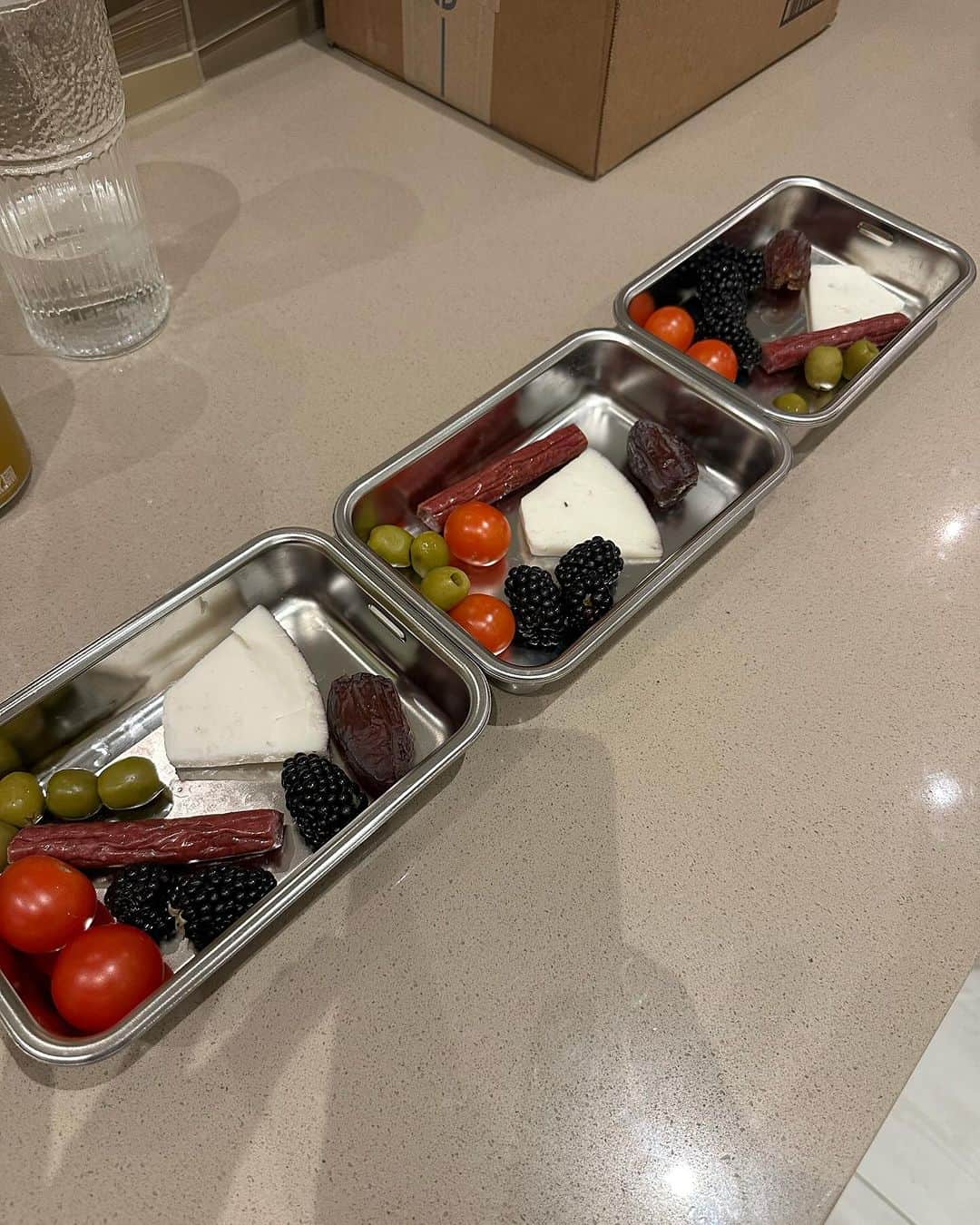 ニック・カーターのインスタグラム：「Preparation is key with 3 kids before school 😰 ❤️ 🥰」