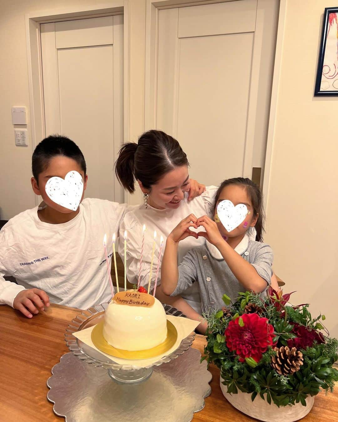 林香里さんのインスタグラム写真 - (林香里Instagram)「・ ・ また一つ歳を重ねて36歳になりました🎂 36歳？37歳になったんだっけ？って、もう 何歳になるのか自分でも怪しかったw 母からのおめでとうLINEには"37歳おめでとう"だったし🤪 母らしいボケボケだけど、その感じにほっこりさせられた ♡  誕生日だった昨日も通常の慌ただしさで 過ぎ去ったけど家族皆んなにお祝いしてもらって 子供達からは心温まるお手紙💌をもらって 幸せいっぱいな1日でした😌🥺🩷  これからも家族の健康を第一に 日々感謝の気持ちを忘れずに…  #birthday#🎂」12月4日 11時59分 - kaori_hayashi1203