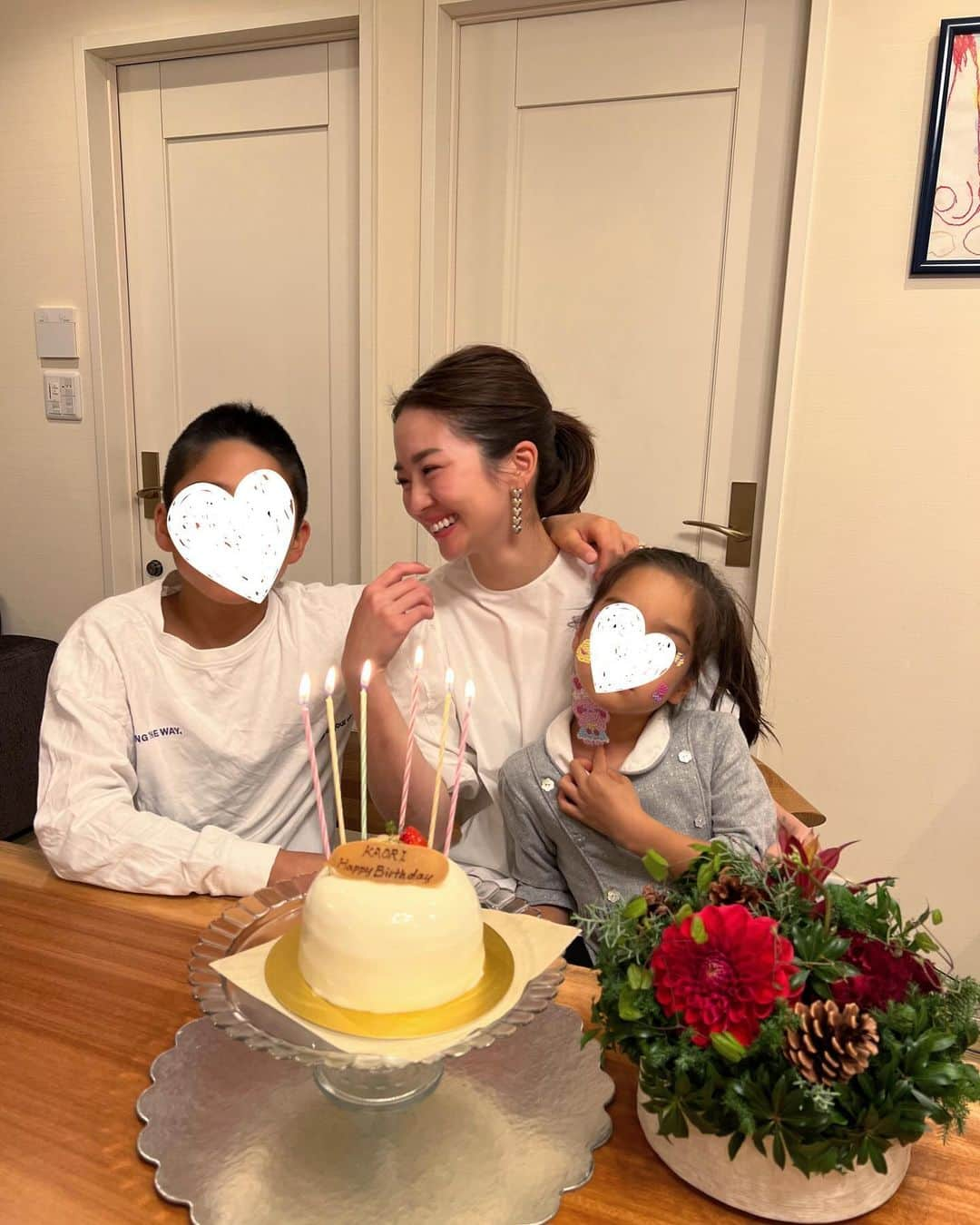 林香里のインスタグラム：「・ ・ また一つ歳を重ねて36歳になりました🎂 36歳？37歳になったんだっけ？って、もう 何歳になるのか自分でも怪しかったw 母からのおめでとうLINEには"37歳おめでとう"だったし🤪 母らしいボケボケだけど、その感じにほっこりさせられた ♡  誕生日だった昨日も通常の慌ただしさで 過ぎ去ったけど家族皆んなにお祝いしてもらって 子供達からは心温まるお手紙💌をもらって 幸せいっぱいな1日でした😌🥺🩷  これからも家族の健康を第一に 日々感謝の気持ちを忘れずに…  #birthday#🎂」