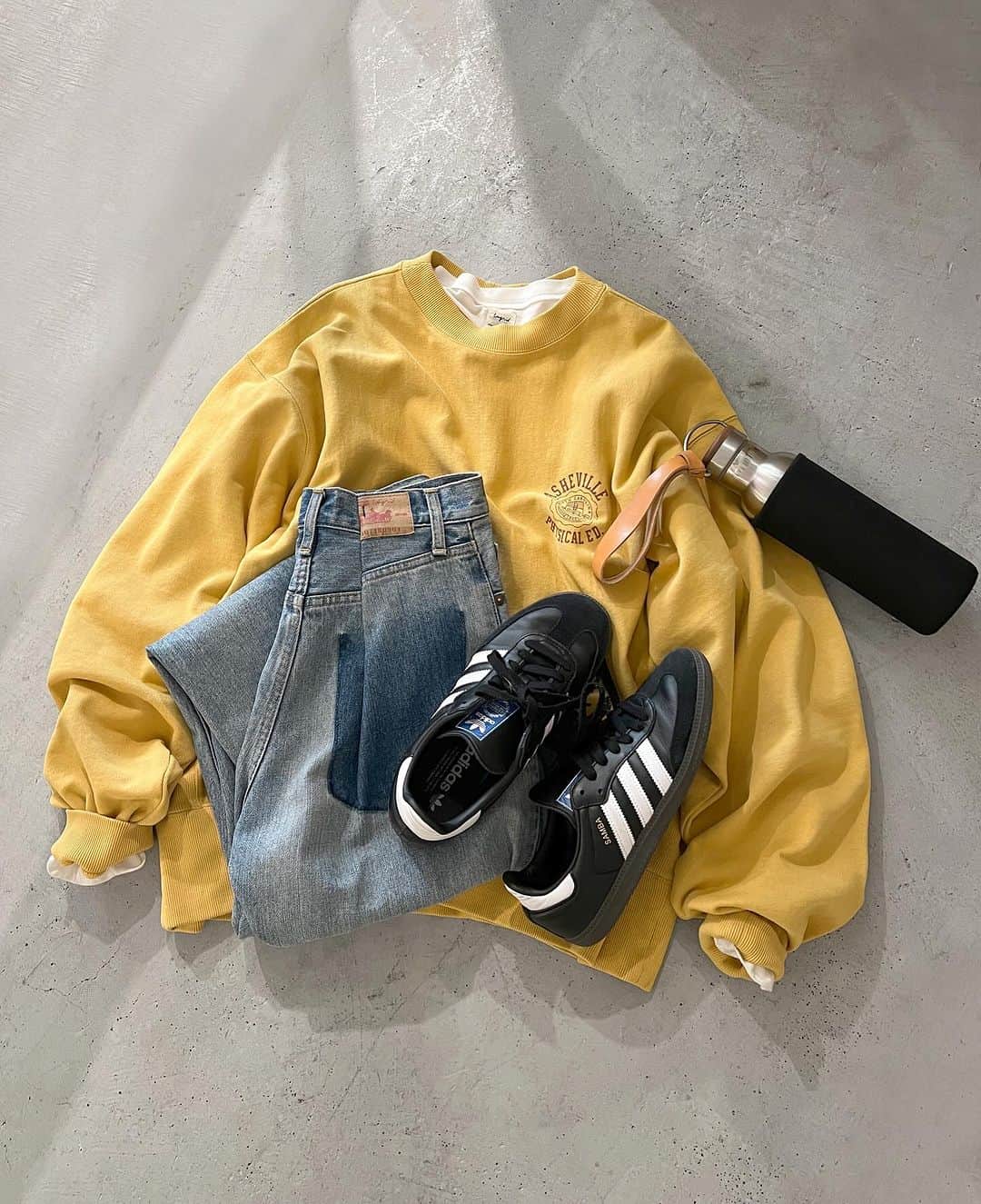 Ungridさんのインスタグラム写真 - (UngridInstagram)「new color_______  人気のスウェットに新色が加わり今週再入荷！  ヴィンテージライクなイエローが、冬のコーデのポイントに✔︎ . . . #ビッグシルエットロゴスウェット　 ¥9,350(tax in) 新色　イエロー  たっぷりとしたサイズ感がメンズライクでかわいい１枚。   胸元にはヴィンテージライクなグラフィックデザインとバックスタイルにはキャッチーなロゴデザインをプリント。   どのカラーも古着のような配色でカジュアルなスウェットに仕上がっています。 ． . . ーーーーーーーーーーーーーーーーーーーーーーーーーーーー  ☑︎商品詳細は製品タグ or TOPページURLよりチェック  » @Ungrid_official ・ ・ ☑︎全国のスタッフのスタイリングを毎日更新中！  »@Ungrid_staffsnap  #Ungrid  #Ungrid_official #Ungriddenim #アングリッド #Ungridコーデ #staffsnap  #ファッション #トレンドファッション #大人 #大人カジュアル #カジュアル #カジュアルコーデ #ニット  #冬コーデ #秋コーデ #デニムコーデ」12月4日 12時02分 - ungrid_official
