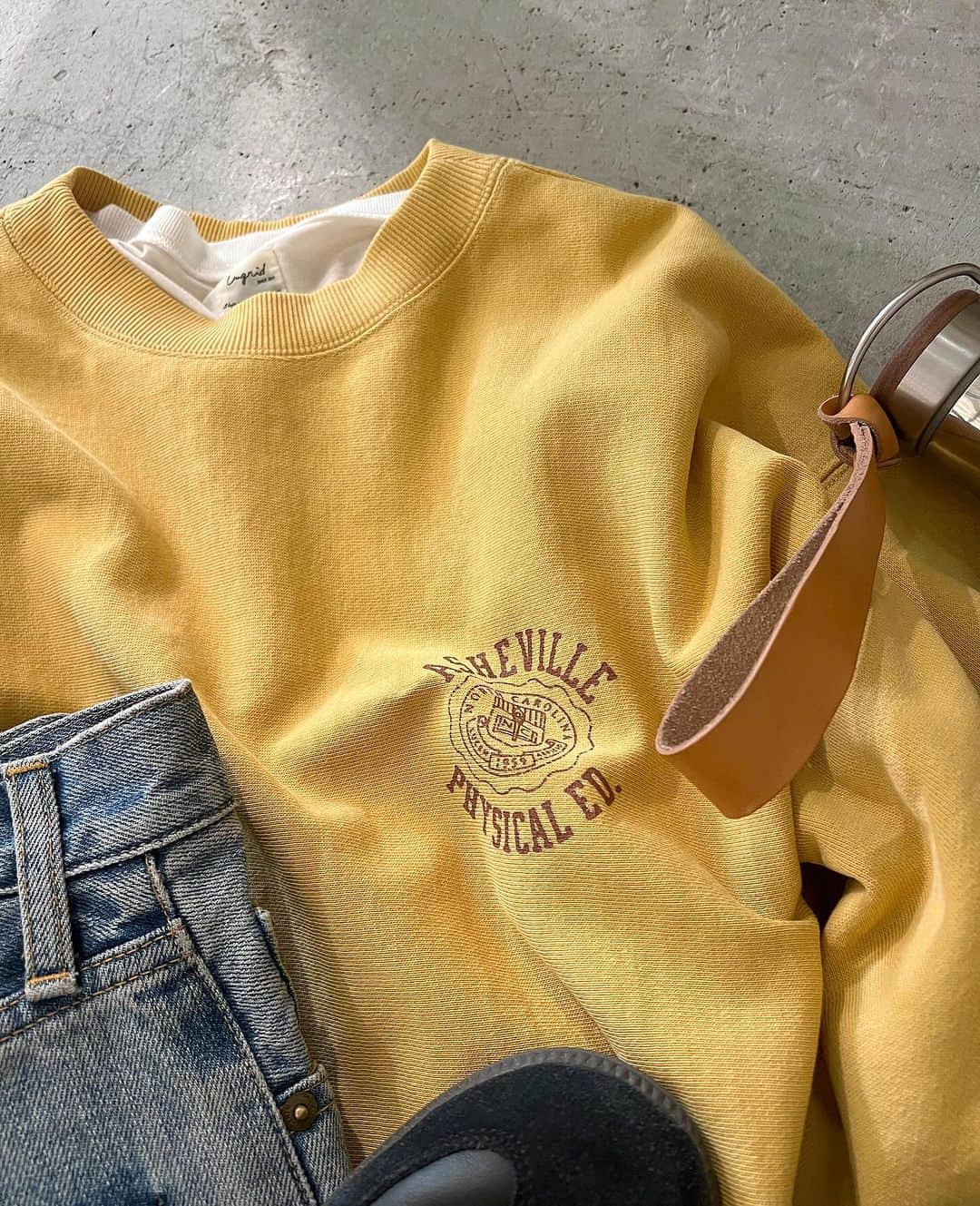 Ungridさんのインスタグラム写真 - (UngridInstagram)「new color_______  人気のスウェットに新色が加わり今週再入荷！  ヴィンテージライクなイエローが、冬のコーデのポイントに✔︎ . . . #ビッグシルエットロゴスウェット　 ¥9,350(tax in) 新色　イエロー  たっぷりとしたサイズ感がメンズライクでかわいい１枚。   胸元にはヴィンテージライクなグラフィックデザインとバックスタイルにはキャッチーなロゴデザインをプリント。   どのカラーも古着のような配色でカジュアルなスウェットに仕上がっています。 ． . . ーーーーーーーーーーーーーーーーーーーーーーーーーーーー  ☑︎商品詳細は製品タグ or TOPページURLよりチェック  » @Ungrid_official ・ ・ ☑︎全国のスタッフのスタイリングを毎日更新中！  »@Ungrid_staffsnap  #Ungrid  #Ungrid_official #Ungriddenim #アングリッド #Ungridコーデ #staffsnap  #ファッション #トレンドファッション #大人 #大人カジュアル #カジュアル #カジュアルコーデ #ニット  #冬コーデ #秋コーデ #デニムコーデ」12月4日 12時02分 - ungrid_official