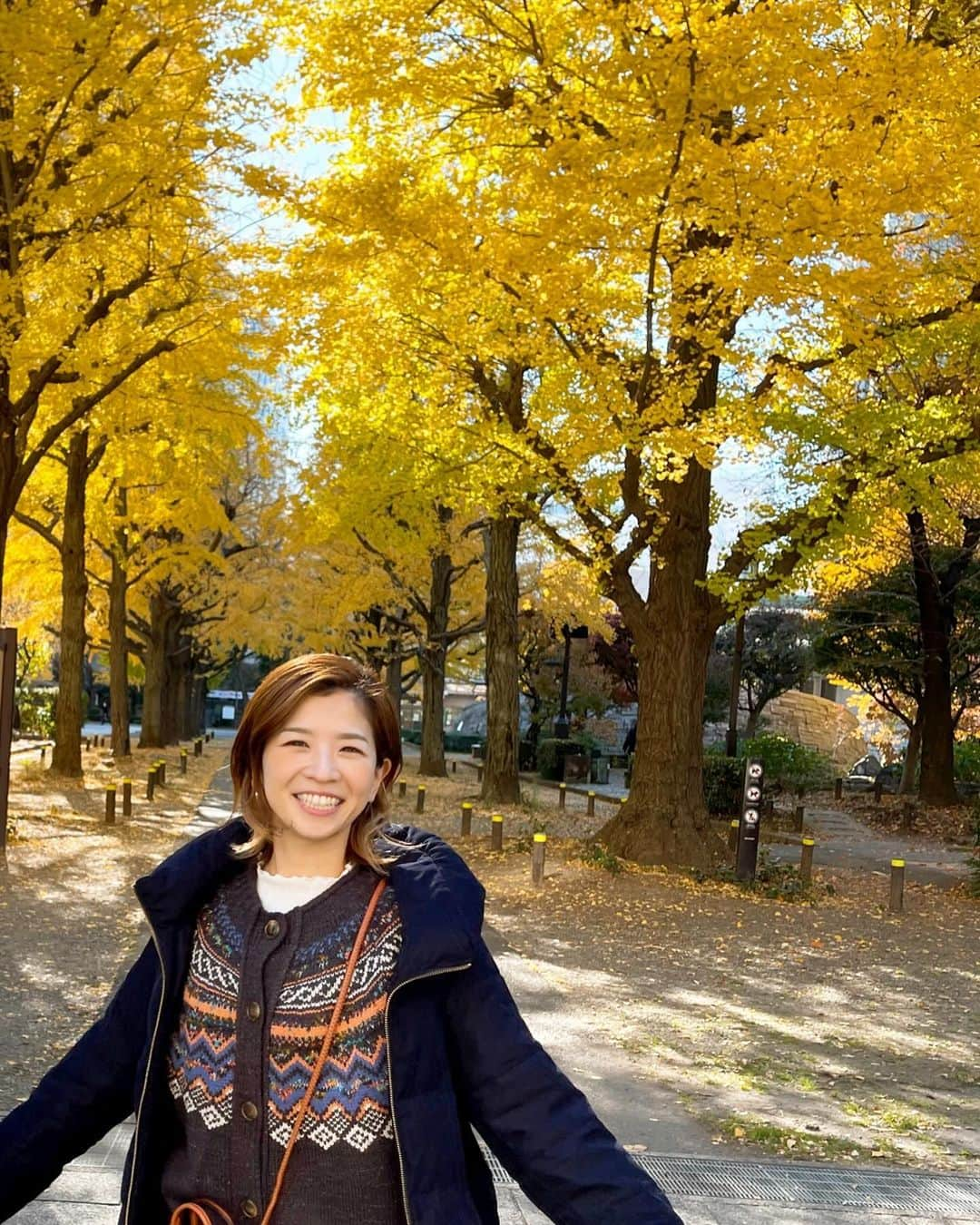 巴山萌菜さんのインスタグラム写真 - (巴山萌菜Instagram)「冬になってきたけど..紅葉が綺麗な所もまだあって、もう少し秋も感じられる場所がありそうですね〜🐿🌰🍁🍂✨️  Q)ねね、もうこたつ出した？   #紅葉 #いちょう並木 #秋の風景  #秋服コーデ」12月5日 18時00分 - mona_tomoyama