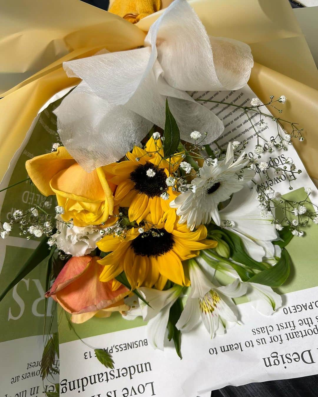 世手子さんのインスタグラム写真 - (世手子Instagram)「#PR life with flowers💐 I like sunflowers🌻 Sweets time staring at the bouquet🍫 @kanori_nagoya #花里kanori の花束(^｡^) 日々の疲れにはお花が1番 癒される（＾ν＾） 色合いも綺麗でオシャレ🤩 花束を見つめながらスイーツタイム🍰 #花のある暮らし  #花のある生活  #花のある風景」12月4日 12時06分 - rojide