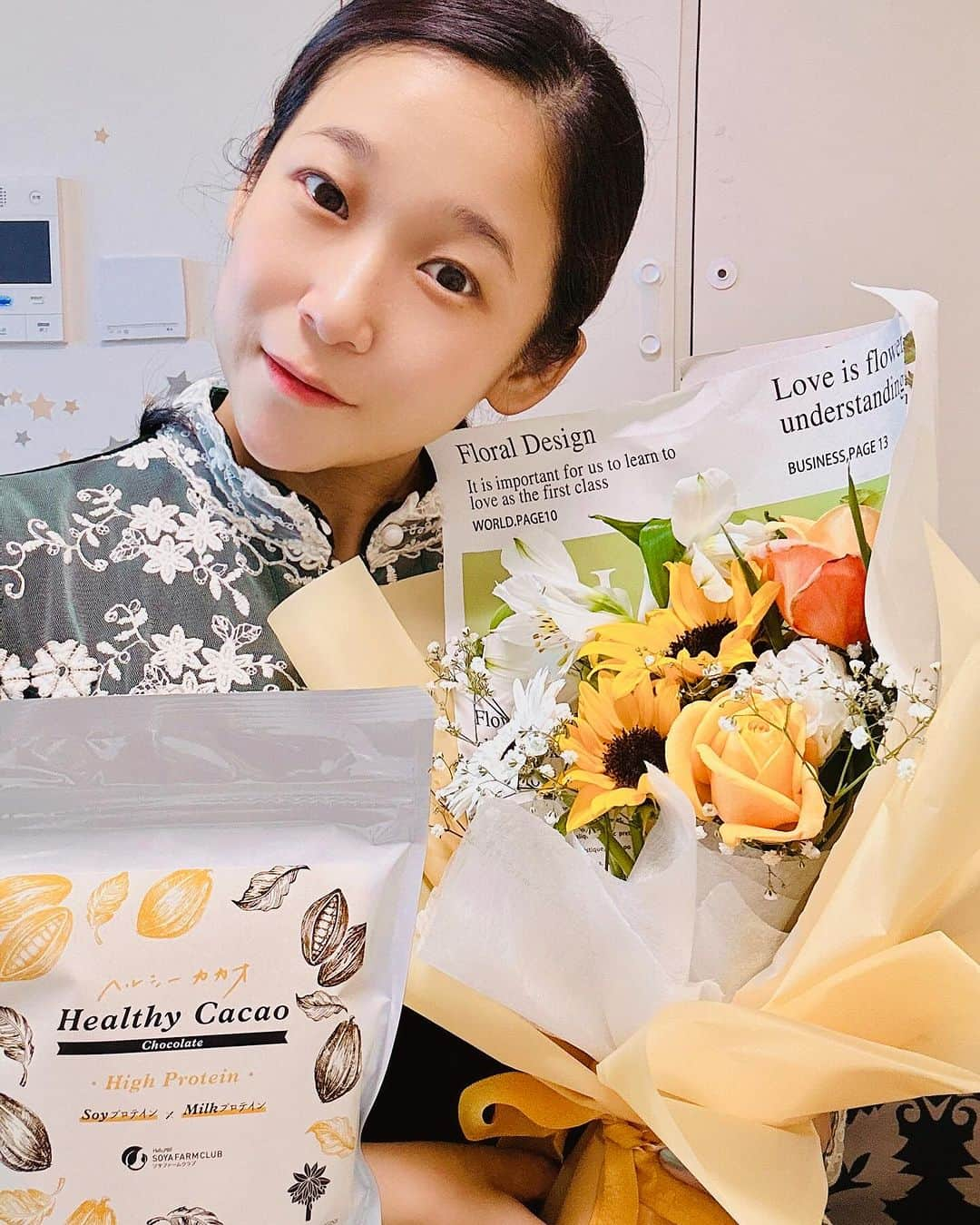 世手子のインスタグラム：「#PR life with flowers💐 I like sunflowers🌻 Sweets time staring at the bouquet🍫 @kanori_nagoya #花里kanori の花束(^｡^) 日々の疲れにはお花が1番 癒される（＾ν＾） 色合いも綺麗でオシャレ🤩 花束を見つめながらスイーツタイム🍰 #花のある暮らし  #花のある生活  #花のある風景」