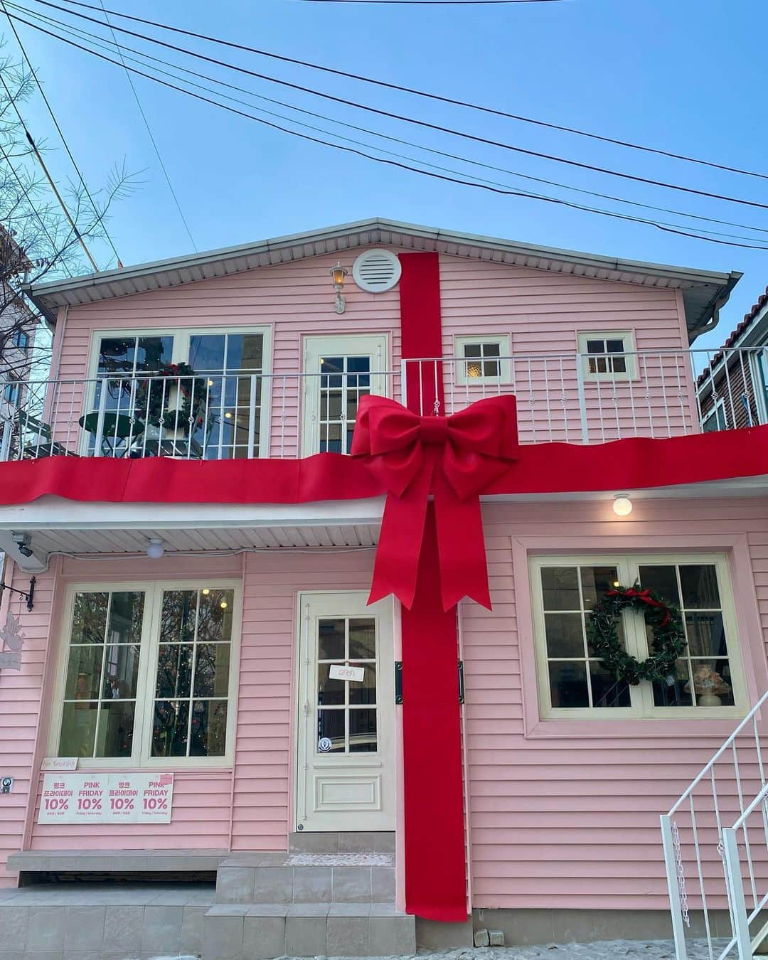 まゆまゆさんのインスタグラム写真 - (まゆまゆInstagram)「. @all_the_ugly_cookie 🎀🏠 外観から可愛すぎなクッキー屋さん🍪 🎀の塩パンをテイクアウト🥡 #まゆまゆの韓国旅🇰🇷  #韓国旅行 #韓国旅 #韓国 #koreatrip #ソウル旅行  #韓国女子旅#韓国情報」12月4日 12時11分 - 7mayu2mayu