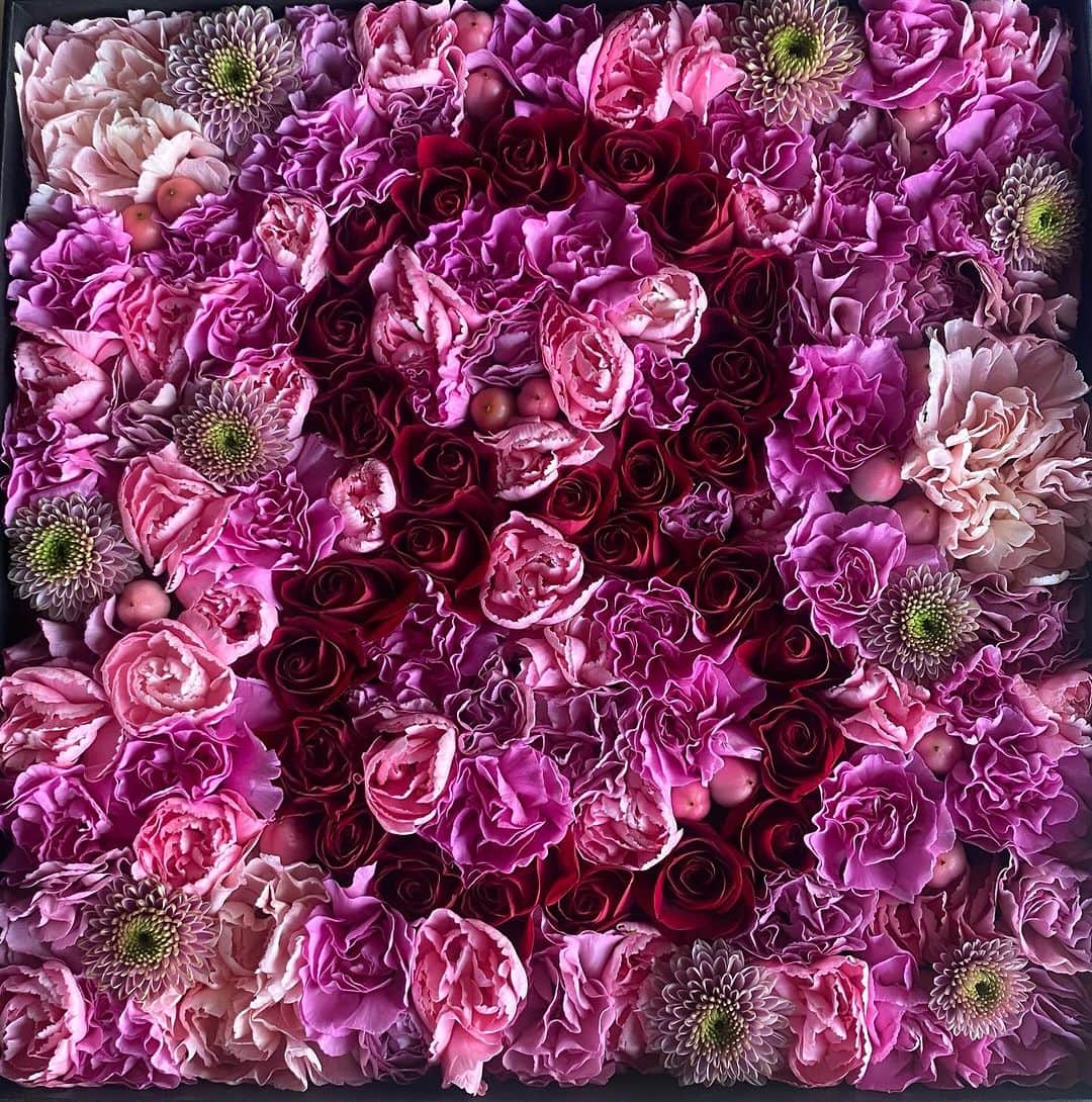 山本栄治さんのインスタグラム写真 - (山本栄治Instagram)「ご縁で出会ったお方から  ８周年花を頂きました。  お花が８になってる  オシャレ〜👍」12月4日 12時11分 - eiji7115