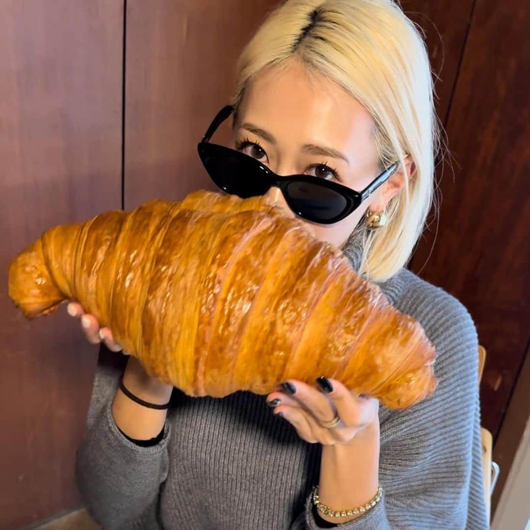 Mika Jimboのインスタグラム：「@ouvert_seoul   ジャンボクロワッサン🥐 予約必須なのと明らかに1人では食べきれないから何人かで行ってね🥲🥲  クロワッサンの味は最高だよ🫶 #クロワッサン #韓国のうまいメシシリーズ#韓国旅行  #韓国グルメ #韓国カフェ#韓国情報  #ソウル#ソウル旅行 #ソウルカフェ」