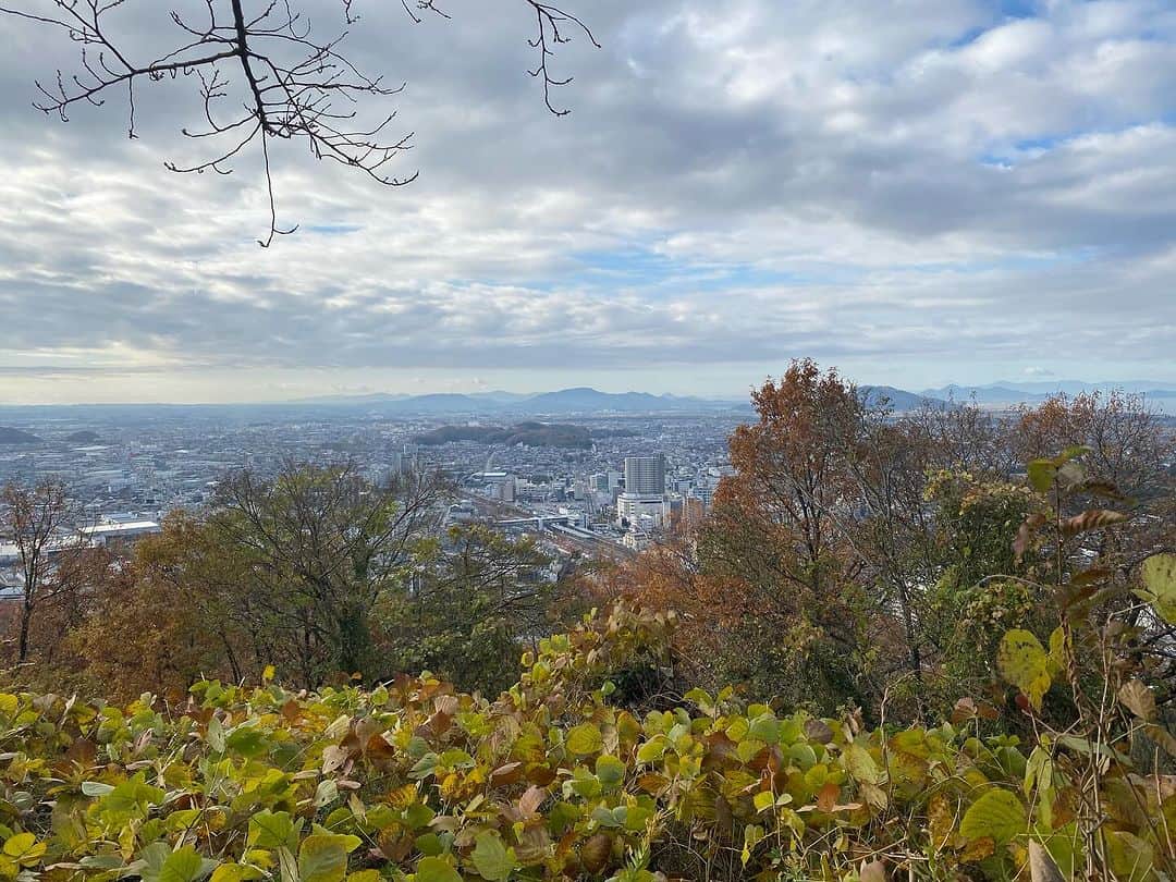 前田志良さんのインスタグラム写真 - (前田志良Instagram)「今日は、朝早くから、佐和山城と彦根城に行ってきました✨ 両方とも紅葉がきれいで、佐和山城は坂がきつくて頂上に登った時はすごく嬉しかったです😄  #彦根城　#ひこにゃん　#佐和山城　#一人旅　#石田三成　#井伊直政　#144cmの先輩」12月4日 12時15分 - bikoon.shiro