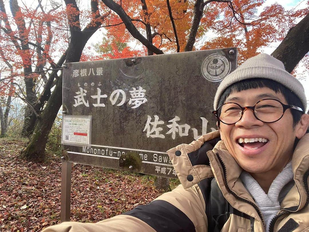 前田志良のインスタグラム：「今日は、朝早くから、佐和山城と彦根城に行ってきました✨ 両方とも紅葉がきれいで、佐和山城は坂がきつくて頂上に登った時はすごく嬉しかったです😄  #彦根城　#ひこにゃん　#佐和山城　#一人旅　#石田三成　#井伊直政　#144cmの先輩」