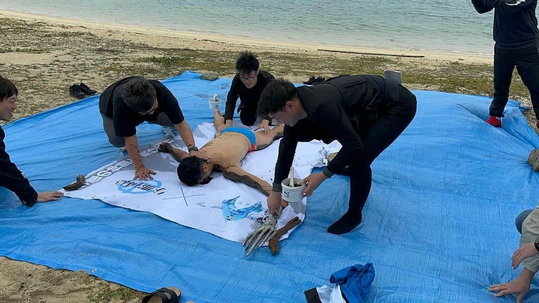 小島よしおのインスタグラム：「今日は墨を塗られて紙に押し付けられるという仕事です。  トライデントおっぱっぴー🔱  ここは与那国島です。」