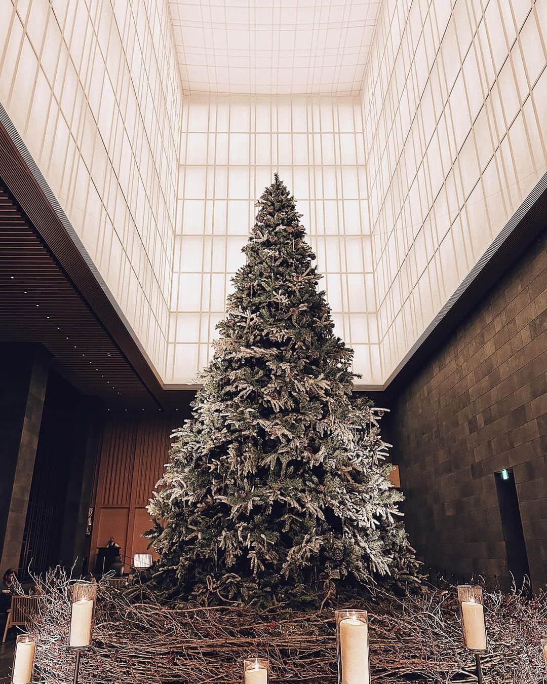 三浦大地さんのインスタグラム写真 - (三浦大地Instagram)「40歳の誕生日の東京滞在はAMAN TOKYO @aman_tokyo @aman   やはり一番落ち着きます。  日本にある意味があるホテル。  海外の人は日本を感じれて、日本の人は再確認できる。  禅や侘び寂び。  レストランのARVAもイタリアンだけど、日本各地の素材を堪能できるし、パティスリーも最高。  チェックイン前の車寄せでも、「おかえりなさいませ。」って言ってくれたり、お会いしたことのないスタッフさんからもすれ違う時に「おめでとうございます。」って言ってくれて、どんな連携してるの！？っていつも驚かされます。  AMANのホスピタリティはマニュアルではない人としての優しい気持ちに包まれます。  節目の日をどこで迎えようかなぁって考えたら、一番最初に思い付いた場所。  色々思い出も沢山積み上がってきた場所です。  AMANの皆様のお陰で素晴らしい誕生日を過ごせました。  ありがとうございました。  #amantokyo #aman #アマン東京」12月4日 12時23分 - daichi_1127