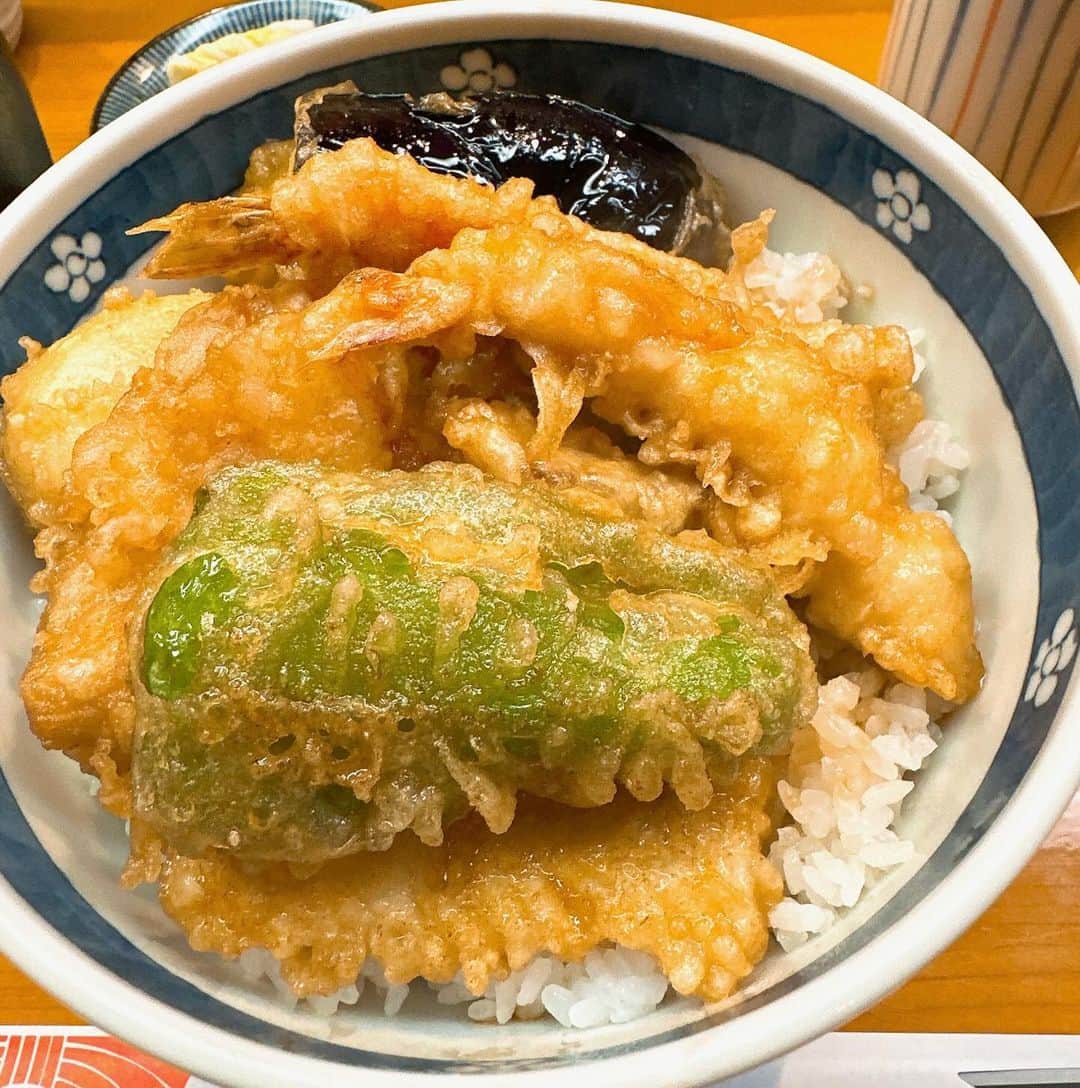 井上公造さんのインスタグラム写真 - (井上公造Instagram)「ミーティング終わりのランチは、以前から行ってみたかった天ぷら屋さん。江戸の天丼は、こうじゃなきゃ、という美味。ハマって、また行くな！  #六本木グルメ   #天ぷら屋   #天丼   #ランチ   #行列のできる店   #観光客にも人気」12月4日 12時23分 - inouekozo39
