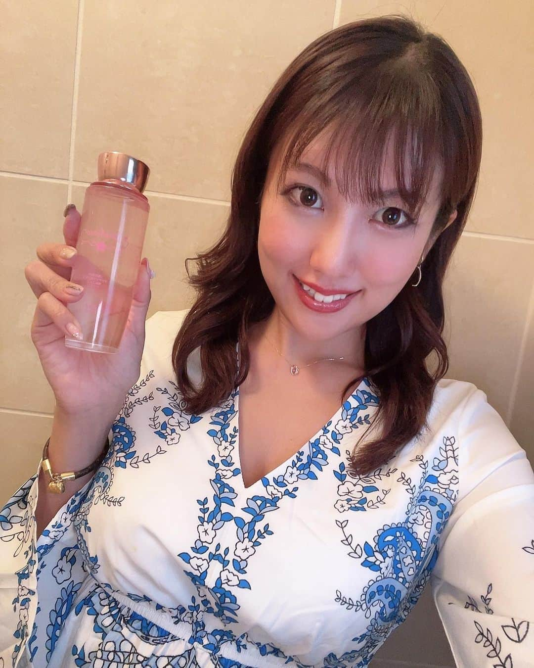 神谷麻美さんのインスタグラム写真 - (神谷麻美Instagram)「日本古来の美容成分を使用したスキンケアブランド#和姫 だよ🥰💖🌸✨️  安心の日本品質と自然の力で、みずみずしいお肌へ導いてくれる化粧水だよ👼🏻💖✨️  🌸特徴🌸 🌸#サトザクラ花エキス 抗糖化作用があるとされ、くすみの原因と言われるコラーゲンの糖化を抑制する働きがあります。  肌の弾力向上・美白・保湿・保水効果が期待できます。  🌸#酒粕エキス 酒粕に含まれている成分は、シミ・そばかすの原因となるメラニンの生成を抑え、日焼けによるダメージを防ぎます。  🌸#トウミツエキス トウミツは、カルシウム・カリウム・マグネシウムなどのミネラルを含みます。   数種の保湿剤の組合せ、より柔らかい肌へ導いてくれて、 植物由来のエキスが紫外線のダメージからお肌を守ってくれるよ👼🏻💖🌸✨️  @kawaibiken  #pr  #スキンケア #肌トラブル #美容好きさんと繋がりたい #スキンケア紹介 #美肌 #潤い #コスメ大好き #整肌成分 #ツヤ肌 #ハリ弾力 #透明感 #和姫 #WAHIME #化粧水 #化粧水おすすめ #肌荒れ防止 #コスメ紹介  https://www.kawaiseiyaku.com/items/72689836」12月4日 12時36分 - asamice428