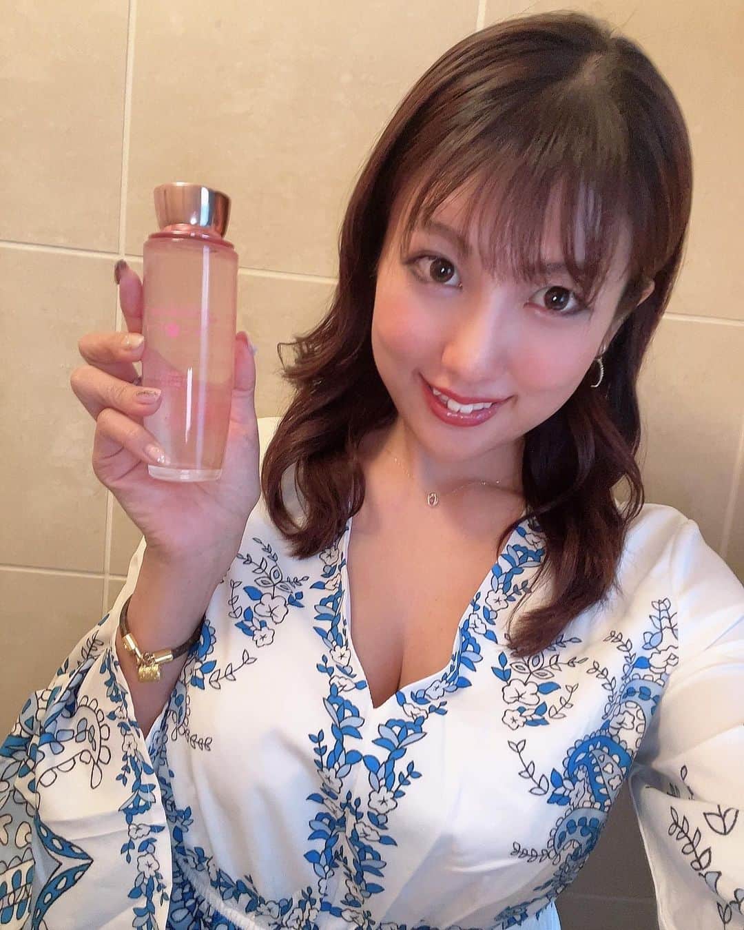 神谷麻美さんのインスタグラム写真 - (神谷麻美Instagram)「日本古来の美容成分を使用したスキンケアブランド#和姫 だよ🥰💖🌸✨️  安心の日本品質と自然の力で、みずみずしいお肌へ導いてくれる化粧水だよ👼🏻💖✨️  🌸特徴🌸 🌸#サトザクラ花エキス 抗糖化作用があるとされ、くすみの原因と言われるコラーゲンの糖化を抑制する働きがあります。  肌の弾力向上・美白・保湿・保水効果が期待できます。  🌸#酒粕エキス 酒粕に含まれている成分は、シミ・そばかすの原因となるメラニンの生成を抑え、日焼けによるダメージを防ぎます。  🌸#トウミツエキス トウミツは、カルシウム・カリウム・マグネシウムなどのミネラルを含みます。   数種の保湿剤の組合せ、より柔らかい肌へ導いてくれて、 植物由来のエキスが紫外線のダメージからお肌を守ってくれるよ👼🏻💖🌸✨️  @kawaibiken  #pr  #スキンケア #肌トラブル #美容好きさんと繋がりたい #スキンケア紹介 #美肌 #潤い #コスメ大好き #整肌成分 #ツヤ肌 #ハリ弾力 #透明感 #和姫 #WAHIME #化粧水 #化粧水おすすめ #肌荒れ防止 #コスメ紹介  https://www.kawaiseiyaku.com/items/72689836」12月4日 12時36分 - asamice428