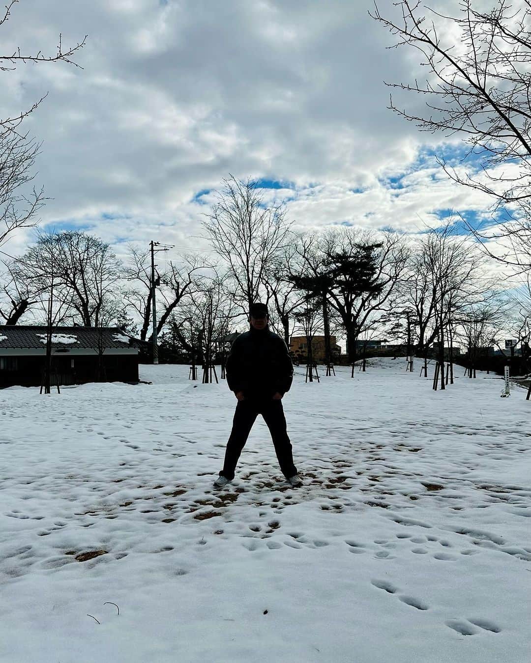 布袋寅泰さんのインスタグラム写真 - (布袋寅泰Instagram)「ホテ散歩@秋田。昨夜の興奮冷めやらぬまま、秋田の千秋公園から八幡秋田神社へ。もみじの絨毯を踏み、ピリッと冷たい雪が残る道を歩き、冬の到来を感じながらも、昨日の客席には19年前のドーベルマン・ツアーを観に来てくれたファンや、またその頃は生まれていなかった子供たちと家族で揃って楽しんでくれたり、初めてロックコンサートを体験した人たちや、色々な世代が心を一つにして笑顔と興奮を分かち合った素晴らしいひとときを思い出すと、ハートが熱くなり心が満たされるのでした。秋田、大好きになりました。また帰ってきます。　#布袋寅泰 #ホテ散歩　#秋田」12月4日 12時27分 - hotei_official
