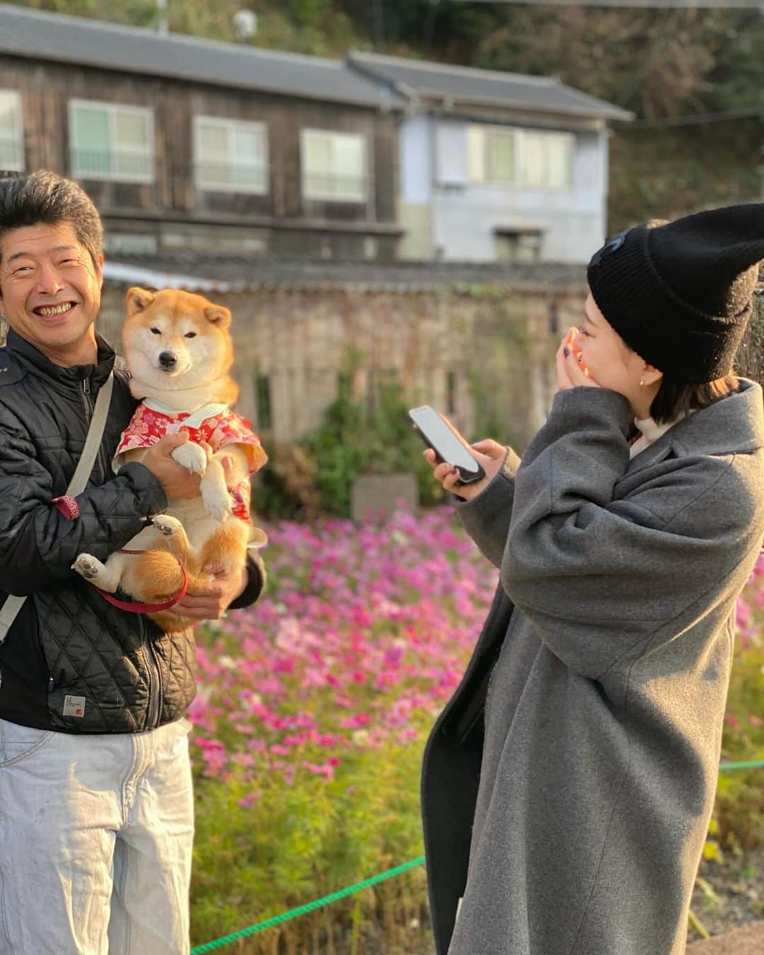 柴犬小雨さんのインスタグラム写真 - (柴犬小雨Instagram)「・ 岬から愛を込めて...  こさめも一緒に LOVE＆PEACE🐶🐾🫶  ・ ・  私達を「愛媛のお父さんお母さん」と慕ってくれる可愛らしい彼女と、久々の再会! こさめも大好きなお姉ちゃんに会えて嬉しそうでした💕 ・ 初日の夜は @charlies_vegetable_withpc さんのテラスでグランピングBBQ🍖 ・ 2日目は、大洲散策からスタート🚗 〝稲荷山公園”では、偶然にもWそらちゃん @m.sora65 に会えたよ🐕 とってもフレンドリーで可愛かった♡ こさめも、そらちゃんママにナデナデしてもらえて嬉しかったね🤭 ・ お昼は〝佐田岬はなはな”でしらす丼食べて、その後は双海で揚げたてのじゃこカツ食べて😋 下灘駅で記念撮影📷 ・ 最後は、こさめがお気に入りの土手で一緒に夕んぽ。 楽しかったねー♪ ・ そして、空港までお見送り✈️ 毎回、泣きながら別れを惜しんでくれる可愛い彼女。 お互い元気でいたら、またいつでも会えるよ👍 ...と言いつつ、もらい泣きしそうな私達でした😂 ・ ・ 元気づけに、会いに来てくれてありがとうね🍀 ・ ・ ・ #岬族 #佐田岬はなはな #稲荷山公園#愛媛観光 #愛媛県グルメ #下灘駅  #shiba_snap #shibamania #petstagram #dog  #shibadog #petstagram #pet #shiba #shibainu #shibaaaaainu #shibastagram #pecoいぬ部 #dogstagram #狗  #こいぬ #豆柴#まめしば#しばいぬ #9gag #しばけん #ペット#柴犬#犬#柴犬小雨#シバイヌ」12月4日 12時29分 - fuji_jun1205