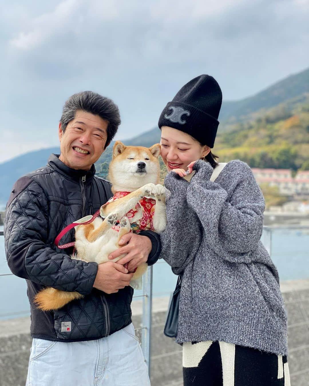 柴犬小雨のインスタグラム：「・ 岬から愛を込めて...  こさめも一緒に LOVE＆PEACE🐶🐾🫶  ・ ・  私達を「愛媛のお父さんお母さん」と慕ってくれる可愛らしい彼女と、久々の再会! こさめも大好きなお姉ちゃんに会えて嬉しそうでした💕 ・ 初日の夜は @charlies_vegetable_withpc さんのテラスでグランピングBBQ🍖 ・ 2日目は、大洲散策からスタート🚗 〝稲荷山公園”では、偶然にもWそらちゃん @m.sora65 に会えたよ🐕 とってもフレンドリーで可愛かった♡ こさめも、そらちゃんママにナデナデしてもらえて嬉しかったね🤭 ・ お昼は〝佐田岬はなはな”でしらす丼食べて、その後は双海で揚げたてのじゃこカツ食べて😋 下灘駅で記念撮影📷 ・ 最後は、こさめがお気に入りの土手で一緒に夕んぽ。 楽しかったねー♪ ・ そして、空港までお見送り✈️ 毎回、泣きながら別れを惜しんでくれる可愛い彼女。 お互い元気でいたら、またいつでも会えるよ👍 ...と言いつつ、もらい泣きしそうな私達でした😂 ・ ・ 元気づけに、会いに来てくれてありがとうね🍀 ・ ・ ・ #岬族 #佐田岬はなはな #稲荷山公園#愛媛観光 #愛媛県グルメ #下灘駅  #shiba_snap #shibamania #petstagram #dog  #shibadog #petstagram #pet #shiba #shibainu #shibaaaaainu #shibastagram #pecoいぬ部 #dogstagram #狗  #こいぬ #豆柴#まめしば#しばいぬ #9gag #しばけん #ペット#柴犬#犬#柴犬小雨#シバイヌ」