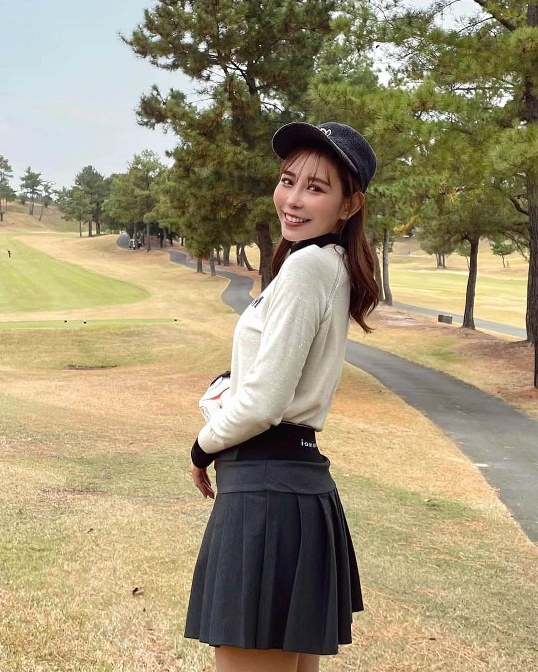 岩下えみのインスタグラム：「⛳️♥︎ ⁡ みなみちゃんと お久しぶりのゴルフ🏌🏽‍♀️♩ ⁡ 楽しかったᕕ( ᐛ )ᕗ うまくなりたい〜💭🤍 練習がんばろーっと♪😊 ⁡ ⁡ #ゴルフ女子#ゴルフコーデ#マスターバニーエディション  #ゴルフ初心者#インスタゴルフ」