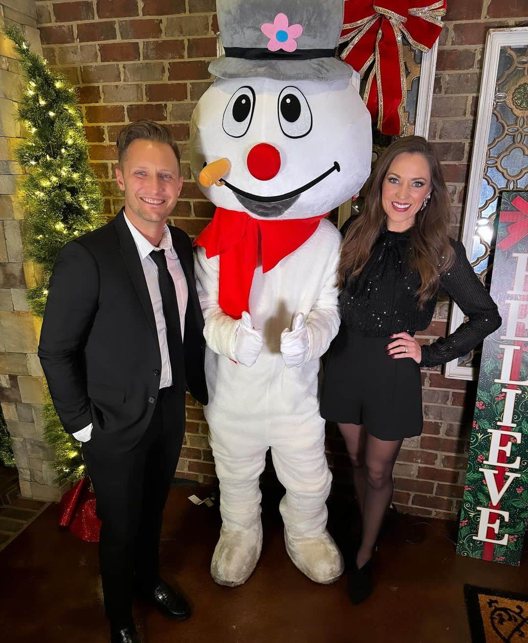 ローラ・オスのインスタグラム：「“Let the Christmas party hop!” 🎶🎁@Meganjalexander1 & @Brian_cournoyer know how to bring good people together. Their love for each other overflows to every guest at their annual Christmas soiree, complete with Frosty The Snowman, live music, a reindeer, and even fireworks. Thank you for opening up your home for this dazzling seasonal highlight!」