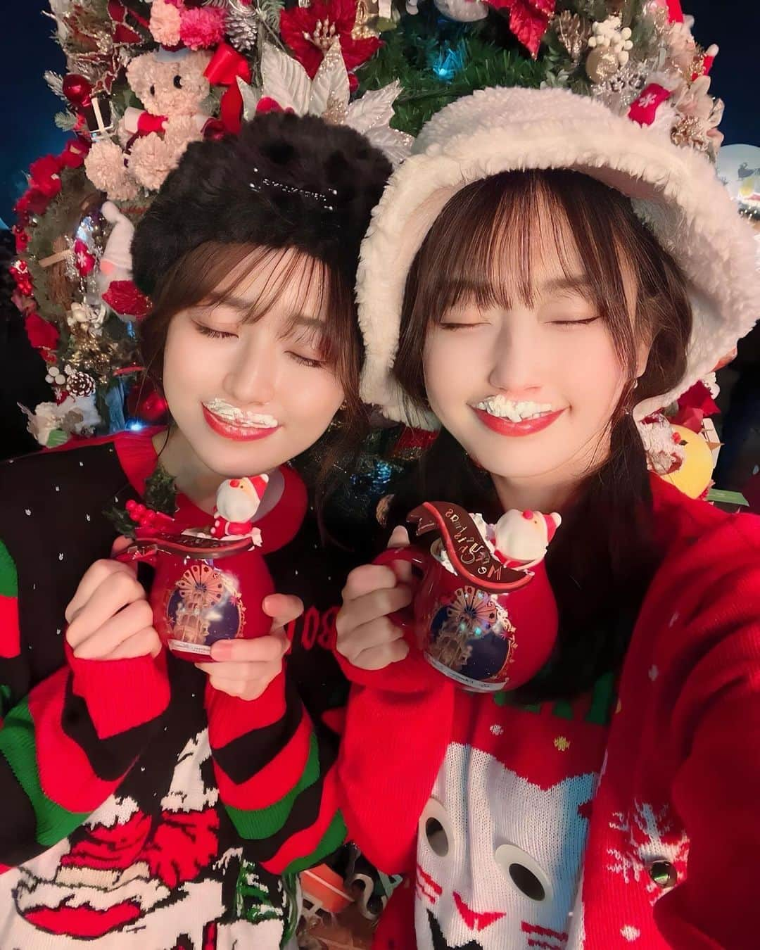 小越しほみさんのインスタグラム写真 - (小越しほみInstagram)「ちえるちゃんと @tokyochristmas  今年は初の明治神宮外苑行ってきたよ🎄  広いしお店も沢山で楽しかったー！🥰  サンタ乗ってるグリューワイン可愛くない？  飲んだらクリームが白髭になるのもまた一興🎅🏻  .  #今年は明治神宮外苑でクリスマスマーケット #pr #xmas #christmas #christmasmarket #christmastree #クリスマス #クリスマスマーケット #明治神宮外苑 #明治神宮外苑クリスマスマーケット #クリスマスマーケット明治神宮外苑 #クリスマスマーケット2023 #クリスマスダサセーター #クリスマスセーター #クリスマスコーデ #xmasコーデ #グリューワイン #グリューワインカップ #christmastime #クリスマスデート #クリスマスツリー #クリスマスイルミネーション #japanesegirl #冬の楽しみ #冬の味覚 #冬コーデ #冬服コーデ #冬服 #セーター #セーターコーデ」12月4日 12時34分 - shihomi1129