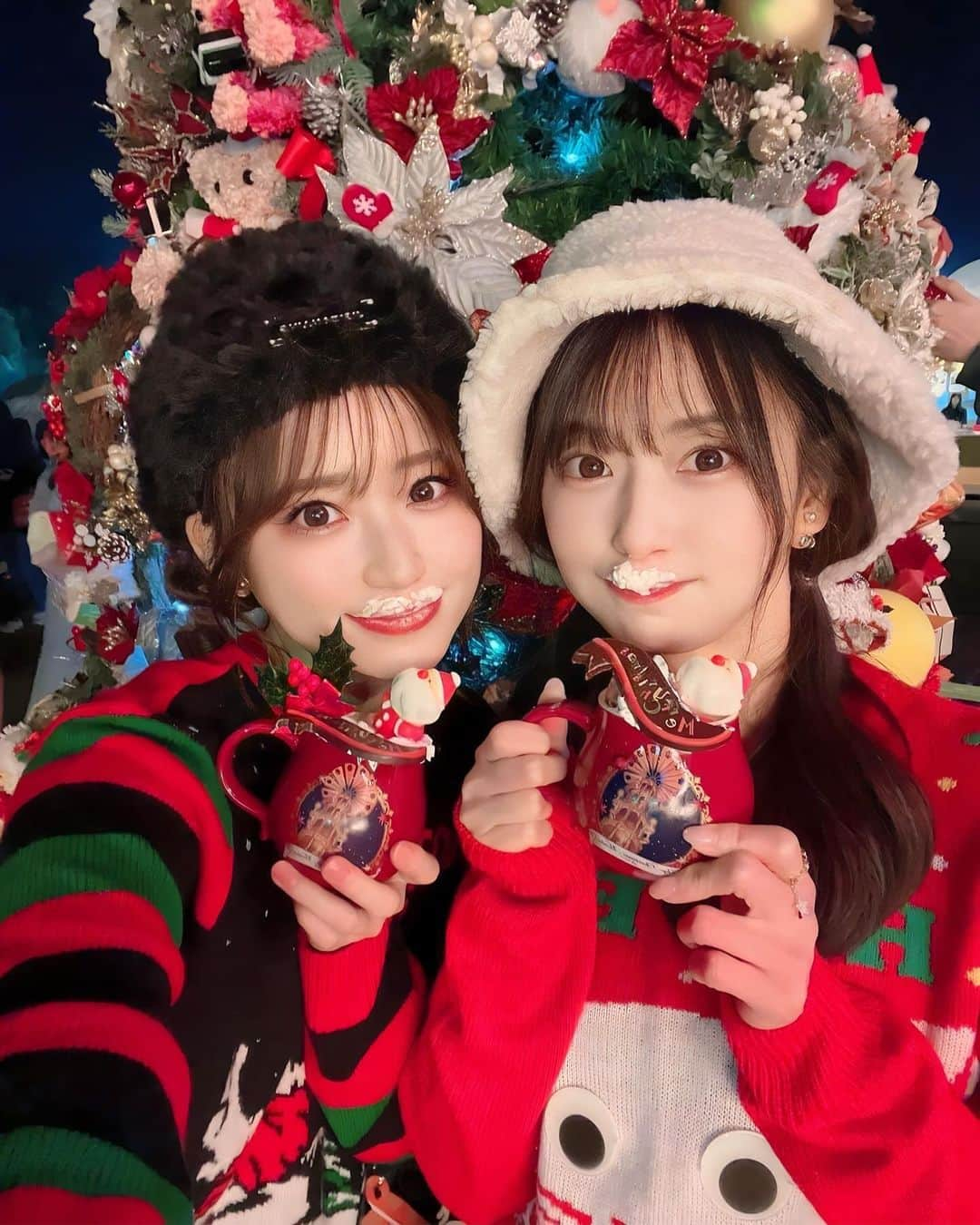 小越しほみのインスタグラム：「ちえるちゃんと @tokyochristmas  今年は初の明治神宮外苑行ってきたよ🎄  広いしお店も沢山で楽しかったー！🥰  サンタ乗ってるグリューワイン可愛くない？  飲んだらクリームが白髭になるのもまた一興🎅🏻  .  #今年は明治神宮外苑でクリスマスマーケット #pr #xmas #christmas #christmasmarket #christmastree #クリスマス #クリスマスマーケット #明治神宮外苑 #明治神宮外苑クリスマスマーケット #クリスマスマーケット明治神宮外苑 #クリスマスマーケット2023 #クリスマスダサセーター #クリスマスセーター #クリスマスコーデ #xmasコーデ #グリューワイン #グリューワインカップ #christmastime #クリスマスデート #クリスマスツリー #クリスマスイルミネーション #japanesegirl #冬の楽しみ #冬の味覚 #冬コーデ #冬服コーデ #冬服 #セーター #セーターコーデ」