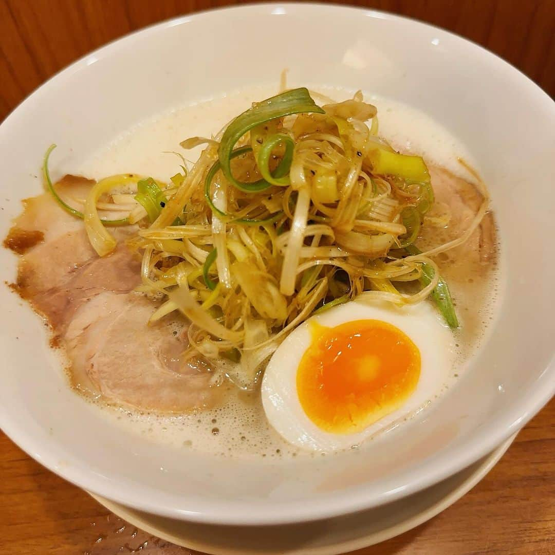 やのぱん（矢野ひろし）のインスタグラム：「ちょっと前に食べたラーメン！！  鶏白湯の醤油、、、泡あわなスープ🍲  麺が太麺気味で、しっかり食べ応えありました！！  #ラーメン　#鶏白湯　#ランチ　#ラー活」