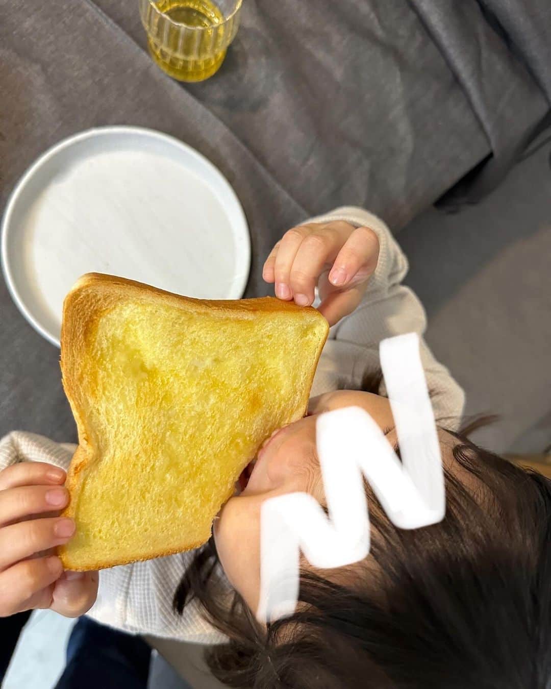 山田千尋さんのインスタグラム写真 - (山田千尋Instagram)「. 朝のバッタバタな時間に大活躍している 「明治チューブでチーズブレンド 150g 」🍞✨  さっと塗って焼くだけなのに、 チーズの風味がじゅわうまで美味しくて、 パンをあまり食べない娘もこれだと良く食べてくれる🥹💕  朝食のレパートリーが増えるし、 とにかくチューブタイプなのですごく時短になって助かる〜😩✨  #明治チューブでチーズブレンド #じゅわっとしみこむ#時短#レシピ#PR#明治」12月4日 12時52分 - chihiro_511