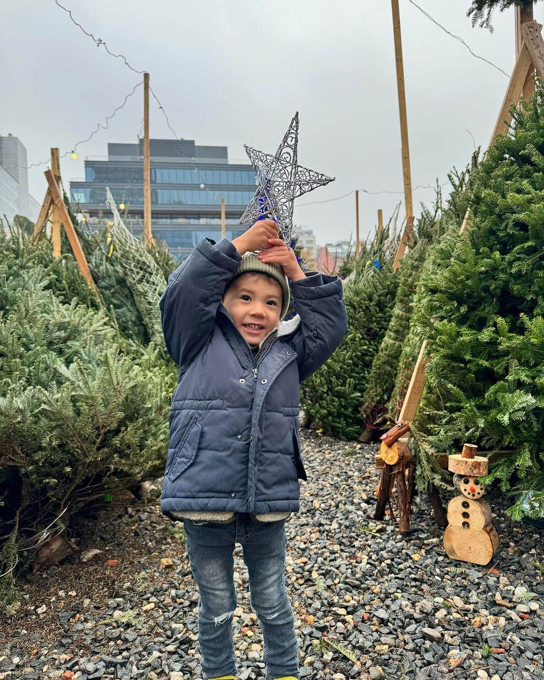 DOMINIQUE ANSEL BAKERYのインスタグラム：「We’ve been getting Christmas trees for the last 12 years in the same place, and we now get to share it with the kids. (As always, @jesscheng20 brings a little breakfast for the guys.) #celianansel #eliseansel」