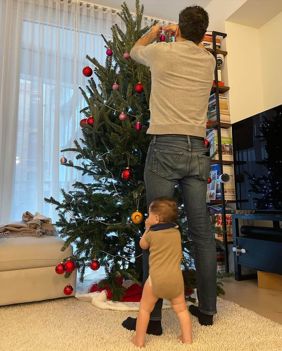 DOMINIQUE ANSEL BAKERYさんのインスタグラム写真 - (DOMINIQUE ANSEL BAKERYInstagram)「We’ve been getting Christmas trees for the last 12 years in the same place, and we now get to share it with the kids. (As always, @jesscheng20 brings a little breakfast for the guys.) #celianansel #eliseansel」12月4日 12時46分 - dominiqueansel