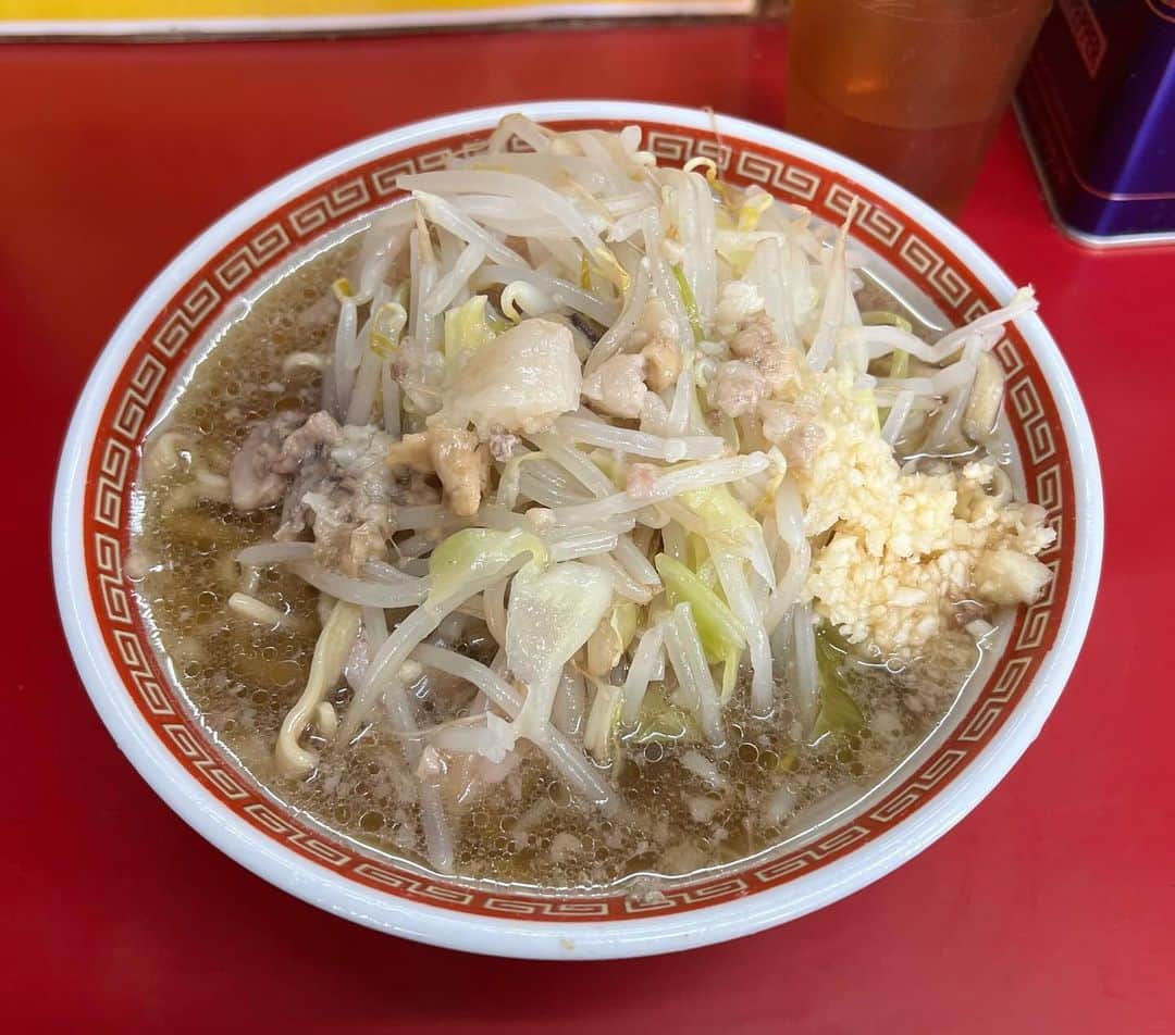 山本大樹のインスタグラム：「目黒　二郎 小ラーメン　 ヤサイ　ニンニク　アブラ  やっぱ好き！！！  今回はヤサイがシャキで麺ちょい少なく感じてデロ麺ではなくて硬めだった！  お馴染みあらたとの筋トレは胸メイン、普段一人だとやらない胸上部の種目もやってかなり良い刺激入った！ まだちょっと筋肉痛。  20  5回アップ 60  5回 80 2回 90 1回 70 10回8回4回 60 8回  インクラインプレス 20kg 8 8 7 15kg 9   ペックフライ 42.5kg 10 8 7 34kg? 10  年内95キロ目指します！！  またいこー！！ 明日ライブ楽しみすぎる！！！！！」
