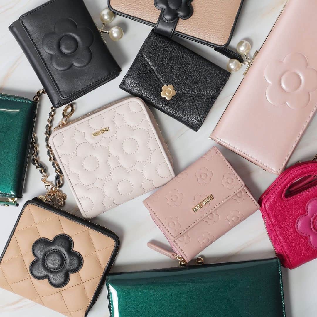 MARY QUANT officialのインスタグラム：「- PURSE & WALLET - デザインはもちろん 機能面にこだわったMARY QUANTの財布 新しい年に向けて お気に入りのデザインを見つけて クリスマスのギフトへもおすすめ - 12/6[Wed] 9:59まで！ オンラインショップ限定 全品10％OFF！ ONLINE SHOP SPECIAL THANKS DAYS 開催中！！ ※一部商品は対象外です - #MARYQUANT #マリークヮント #パース #ウォレット #財布 #お財布 #プレゼント #ギフト #クリスマスプレゼント」