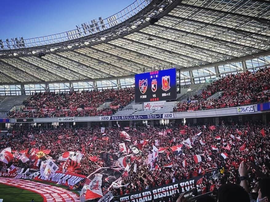 眞嶋優のインスタグラム：「Jリーグクラブを応援されている皆さん、 どんな1年間でしたか？⚽️  今シーズンは、スタジアムで たくさん応援することができました！ 友達や家族、1人でも参戦しました！ FC東京との開幕戦、 20年ぶりの浦和駒場スタジアムでの J1リーグホーム開幕戦、 チャントが響き渡る埼スタ、 どの景色も目に焼き付いています！ 熱い熱い1年間を ありがとうございました！  優勝したかったーーーーーーーーー！  優勝がみえる期待感、高揚感、緊張感、 届きそうで、でも結果、遠かった。 ヴィッセル神戸71 浦和レッズ 57 なかなか点が取れない、 引き分けが多いという結果が この得失点差に表れたのかと思います。 でもリーグ最小失点の守備は、シーズン通して 安定感があり頼もしかったです！ 来年は、もっと沢山ゴールが見たい！！ わくわくする攻撃を見たい！！！ 来年もたくさんスタジアムで応援します！ と、シーズンの締めのようですが…  まだまだ今年の浦和レッズの試合は続く！ もう明後日、ACLグループステージ！ 絶対に勝つ！！  最後に、小野伸二選手、 26年間の現役生活、お疲れさまでした！ 2006-2007年、小学生のとき 小野伸二選手のプレーを見ていました。 小野選手のボールタッチに感激。 フリースタイルフットボールを始めてからは 小野選手と一緒にリフティングをする、 という事を目標の一つにしています。 いつの日か、小野伸二さんと一緒に ボールを蹴れるように、頑張ります。 本当にお疲れさまでした！  I’m a big Urawa Reds fan! I spent a great season with this club.  I will support Urawa Reds hard next year as well!  #Jリーグ #浦和レッズ #サッカー #サッカー観戦 #日本 #jleague #football #soccer #ACL #urawareds」