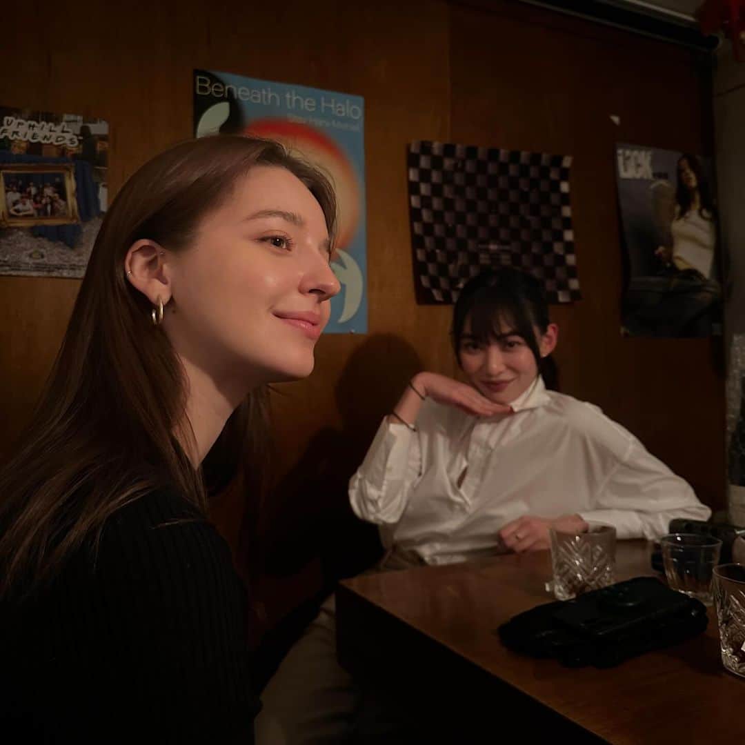 アンジェリーナ・ダニロヴァのインスタグラム：「손이 춥지만 마음 앗뜨거운 겨울에 시작. beneath the halo entering my favorite season of cold hands and warm hearts.♥️🌲❄️」