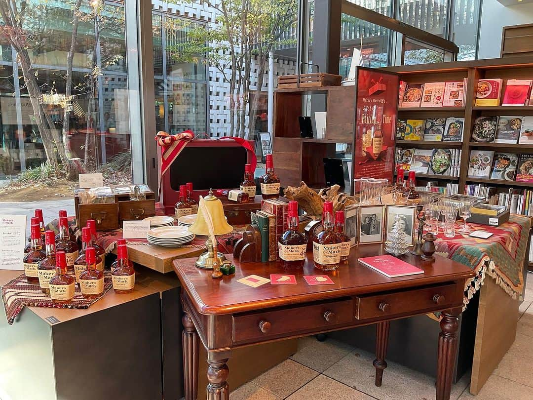 代官山 蔦屋書店　DAIKANYAMA T-SITEのインスタグラム：「【フェア】Maker’s Mark が贈る、ふたりの「Pairing Time」　 ⁡ <場所> 代官山 蔦屋書店 3号館1階 料理フロア ⁡ <イベント期間> 2023年12月4日(月)~2023年12月17日(日) 9:00-22:00 ※最終日のみ20時に終了となります。 ⁡ 一年の終わりに大切なひとと、クラフトウイスキーMaker’s Markで乾杯をしませんか。  ⁡ Maker’s Markがふたりの"繋がり"を感じる「Pairing Time」をお届けします。 ⁡ 赤い封ろうが特徴的なクラフトウイスキーMaker’s Markは、  夫ビル・サミュエルズ・シニアと妻マージーの、夫婦二人三脚で生まれたブランドです。  だからこそ、Maker’s Markは大切なひととの繋がりに寄り添うウイスキーでありたいと思っています。 ⁡ 今回のフェアでは、Maker’s Mark・Maker’s Mark46のラインナップに加え、  二人の時間をさらに彩るグラスやカトラリーなどのアイテムを取り揃えました。 ⁡ また、売り場では「Pairing Time」をより楽しんでいただくための、オリジナルコースターを無料で配布いたします。 ⁡ コースターは0から9までの数字が印字された10種のデザインをご用意。2枚のコースターを組み合わせることで、記念日や思い出の数字をつくることができます。 ⁡ 素敵なアイテムと Maker’s Markで、大切なひととの繋がりを感じる「Pairing Time」をどうぞお楽しみください。 ⁡ ■キャンペーン開催 期間中、代官山 蔦屋書店で Maker’s Mark 製品をお買い上げいただくと、先着で「Maker’s Mark オリジナルグラス」をペアでプレゼントいたします。 <対象商品> Maker’s Mark 350ml/700ml Maker’s Mark46 700ml ※なくなり次第終了となります。 ⁡ ■メーカーズマークとは 人の手で丁寧につくられたクラフトウイスキー Maker's Mark。1959 年にアメリカ ケンタ ッキーで誕生して以来、華やかな香りとまろやかな味わいに多くの人が魅了されてきまし た。熟練の職人が、一本ずつ手作業で仕上げる赤い封ろうは、「こころを込めた贈り物」の証です。 ⁡ ■「Pairing Time」を彩るブランドたち  木村硝子店 @kimuraglass  ⁡ FOOD FOR THOUGHT(フードフォーソート) @foodforthought_shop  ⁡ 樫原ヒロ  @hiro.kashihara  ⁡ MUYA  @__muya___  ⁡ #メーカーズマーク  #makersmark  #サントリーメーカーズマーク  #代官山蔦屋書店  #daikanyamatsutaya  #pairingtime」