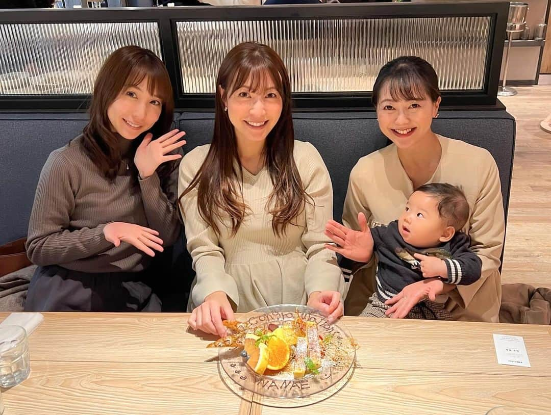 高沢奈苗のインスタグラム：「.  先日アナウンサー仲間のえりかちゃん🧡りなちゃんとランチ🍽️  りなちゃんは同じ事務所だったけど今は別の事務所で頑張ってる〜😌🌸  えりかちゃんとは夏ぶりで、次男くんが大きくなってたよ👶✨ なぜかわたしの顔見て驚き顔で指差しポーズ☝️w  プレートも嬉しい☺️🫶💛  .  .  #ランチ #お祝い #アナウンサー仲間 #awkitchen」