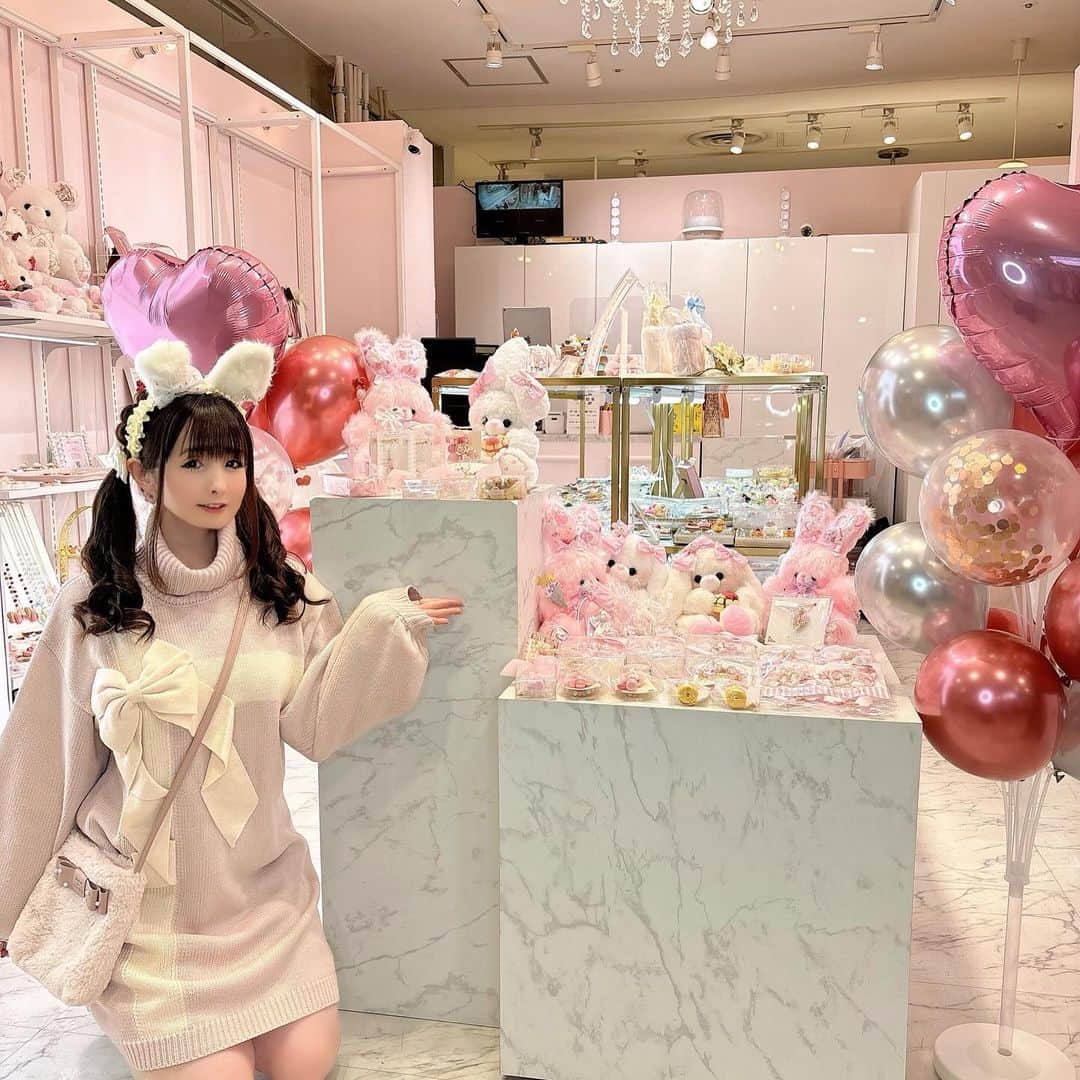 伊藤芽衣のインスタグラム：「先日は、 LAFORET PRIVATE PARTY ありがとうございました♡ ⁡ Kawaii☆Starsも 今回のドレスコード "PINK"カラーを とりいれた ⁡ この日のための 特別な 限定アイテムを 販売させていただきました♡ ⁡ ピンクといえば カワスタの イメージカラーでも あるので、 ⁡ どこよりもかわいい🩷と たくさんメッセージを いただけて、 うれしかったです♡ ⁡ たくさんの方に お越しいただき、 ⁡ おはなしできた時間は それぞれわずかだったかも しれませんが、 ⁡ 特別な時間を 過ごすことができました♡ ⁡ カワスタを 好きでいてくださるみなさまと 過ごす時間は わたしにとって 特別な宝物です♡ ⁡ いつも本当に ありがとうございます♡♡♡ ⁡ 今回、 お会いできなかった方も またぜひ♡ 楽しい時間を ご一緒できたら うれしいです♡ ⁡ そして、 この日のための 特別なアイテムを製作いただいた クリエイターのみなさま♡ ⁡ 本当にありがとうございました♡ ⁡ @kawaii__stars  ⁡ #ラフォーレ原宿 #privateparty #カワスタ」