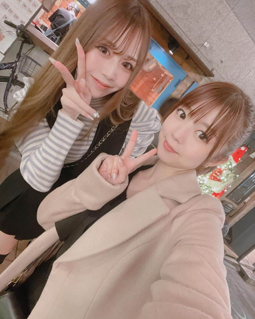 大庭彩歌さんのインスタグラム写真 - (大庭彩歌Instagram)「中野のイルミネーションが綺麗だった✨ 初の東京での舞台の時も冬で 同じ場所通ってたから 懐かしい気持ちにもなった🌲✨  かなちゃんと♥️」12月4日 13時09分 - ooba__ayaka