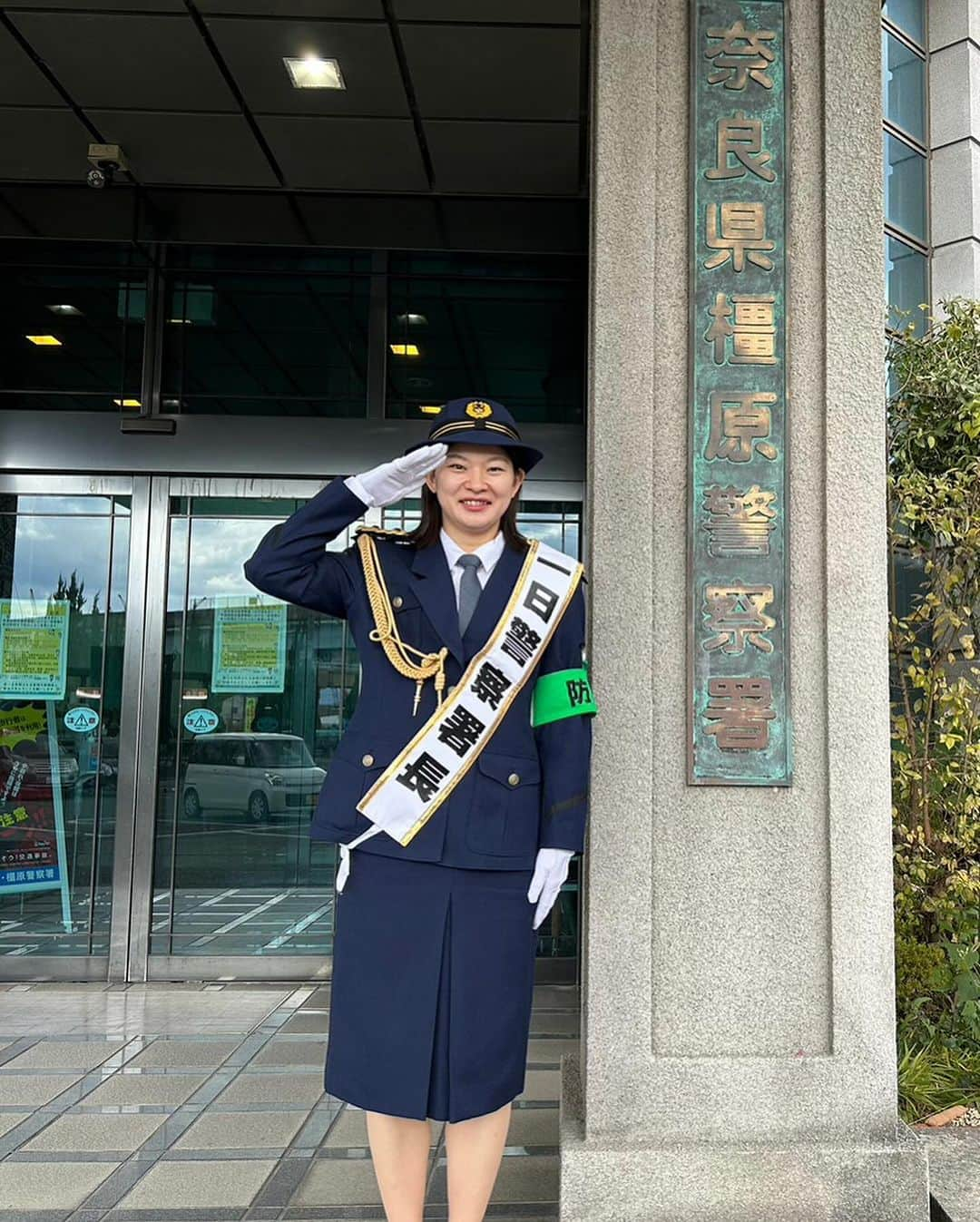 髙橋礼華さんのインスタグラム写真 - (髙橋礼華Instagram)「. . 12/1に地元の橿原警察署で一日警察署長を務めさせていただきました👮🏻‍♀️ . . 前日からかなり緊張してて本物の警察の方を目の前にすると更にドキドキ。。 やっぱりオーラが凄かった、、😨 . . 初めて制服も着させてもらいましたがすごく弱そうに見えてしまうのはなぜ？笑 と思いましたがもう着ることはできないと思うので本当に貴重な経験をさせていただきました！！ . . 駅でもティッシュ配りをしながら逆な声をかけていただいたりして嬉しかったなぁ✨ インスタを見てきてくださった方もいました☺️ . . 午後は私が通っていた白橿南小学校で防犯教室とバドミントン体験👮🏻‍♀️🏸 . みんな元気いっぱいで、すごく楽しかったです❣️ 制服を着てバドミントンを見せるという新しい経験もしました🤭✨ . . 今年も残り1ヶ月。 みなさん最後まで気を抜かず事故など気をつけましょうね！！ . . 本当に素晴らしい経験をさせてくださった橿原警察署の皆様ありがとうございました🙇‍♀️🙇‍♀️ . . #橿原警察署  #橿原警察署一日署長  #橿原市スポーツ大使」12月4日 13時13分 - ayataka419