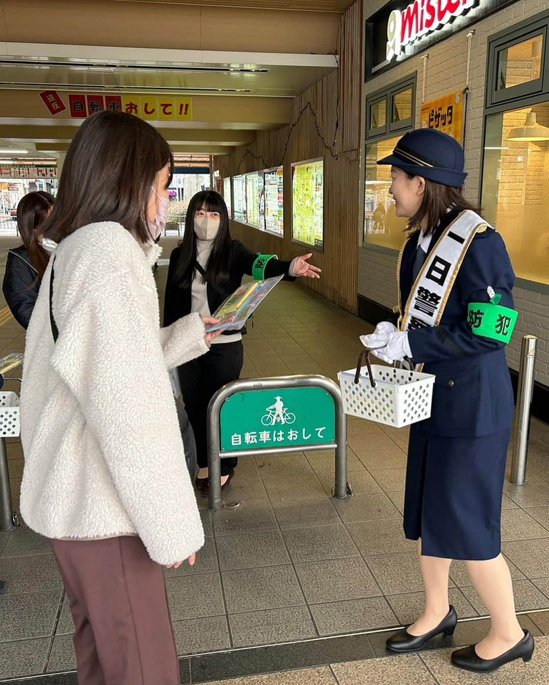 髙橋礼華さんのインスタグラム写真 - (髙橋礼華Instagram)「. . 12/1に地元の橿原警察署で一日警察署長を務めさせていただきました👮🏻‍♀️ . . 前日からかなり緊張してて本物の警察の方を目の前にすると更にドキドキ。。 やっぱりオーラが凄かった、、😨 . . 初めて制服も着させてもらいましたがすごく弱そうに見えてしまうのはなぜ？笑 と思いましたがもう着ることはできないと思うので本当に貴重な経験をさせていただきました！！ . . 駅でもティッシュ配りをしながら逆な声をかけていただいたりして嬉しかったなぁ✨ インスタを見てきてくださった方もいました☺️ . . 午後は私が通っていた白橿南小学校で防犯教室とバドミントン体験👮🏻‍♀️🏸 . みんな元気いっぱいで、すごく楽しかったです❣️ 制服を着てバドミントンを見せるという新しい経験もしました🤭✨ . . 今年も残り1ヶ月。 みなさん最後まで気を抜かず事故など気をつけましょうね！！ . . 本当に素晴らしい経験をさせてくださった橿原警察署の皆様ありがとうございました🙇‍♀️🙇‍♀️ . . #橿原警察署  #橿原警察署一日署長  #橿原市スポーツ大使」12月4日 13時13分 - ayataka419