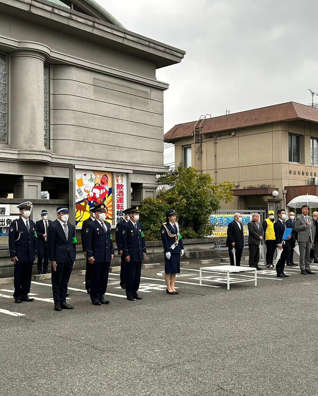 髙橋礼華さんのインスタグラム写真 - (髙橋礼華Instagram)「. . 12/1に地元の橿原警察署で一日警察署長を務めさせていただきました👮🏻‍♀️ . . 前日からかなり緊張してて本物の警察の方を目の前にすると更にドキドキ。。 やっぱりオーラが凄かった、、😨 . . 初めて制服も着させてもらいましたがすごく弱そうに見えてしまうのはなぜ？笑 と思いましたがもう着ることはできないと思うので本当に貴重な経験をさせていただきました！！ . . 駅でもティッシュ配りをしながら逆な声をかけていただいたりして嬉しかったなぁ✨ インスタを見てきてくださった方もいました☺️ . . 午後は私が通っていた白橿南小学校で防犯教室とバドミントン体験👮🏻‍♀️🏸 . みんな元気いっぱいで、すごく楽しかったです❣️ 制服を着てバドミントンを見せるという新しい経験もしました🤭✨ . . 今年も残り1ヶ月。 みなさん最後まで気を抜かず事故など気をつけましょうね！！ . . 本当に素晴らしい経験をさせてくださった橿原警察署の皆様ありがとうございました🙇‍♀️🙇‍♀️ . . #橿原警察署  #橿原警察署一日署長  #橿原市スポーツ大使」12月4日 13時13分 - ayataka419