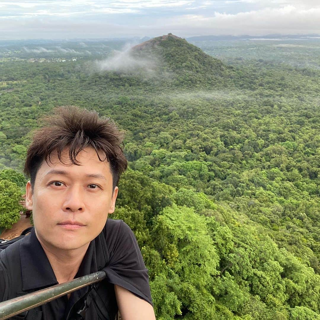 大吉洋平さんのインスタグラム写真 - (大吉洋平Instagram)「世界遺産の岩山、シーギリヤロック⛰登山中に一枚📸岩にしがみついて撮影しています🫣必死に微笑んでいます🫶  #srilanka #sigiriya #sigiriyarock #スリランカ #シーギリヤ #シーギリヤロック #おもいで」12月4日 13時20分 - yoheioyoshi0823