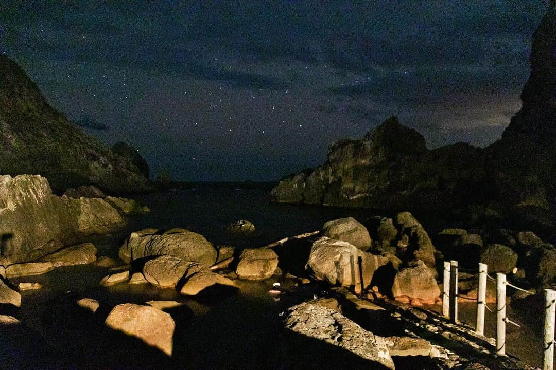 POPEYE_Magazineのインスタグラム：「大島から船に乗り、利島を眺めながら新島に渡り、連絡船で式根島へ。式根島には野天温泉がいくつかある。なかでもハードコアなのが、地鉈温泉。暗い洞穴のような道を進んで海岸線に向かうと現れるのだが、道程もアドベンチャー感があってワクワクする。下から源泉が沸き上がり、海水と混ざり合うことで入れる温度になる風呂は大地の息吹を肌で感じられる。満天の星を眺めながら熱めのお湯に浸かるのは最高だ。  #popeyemagazine #小旅行 #パッキング #小旅行とパッキング」