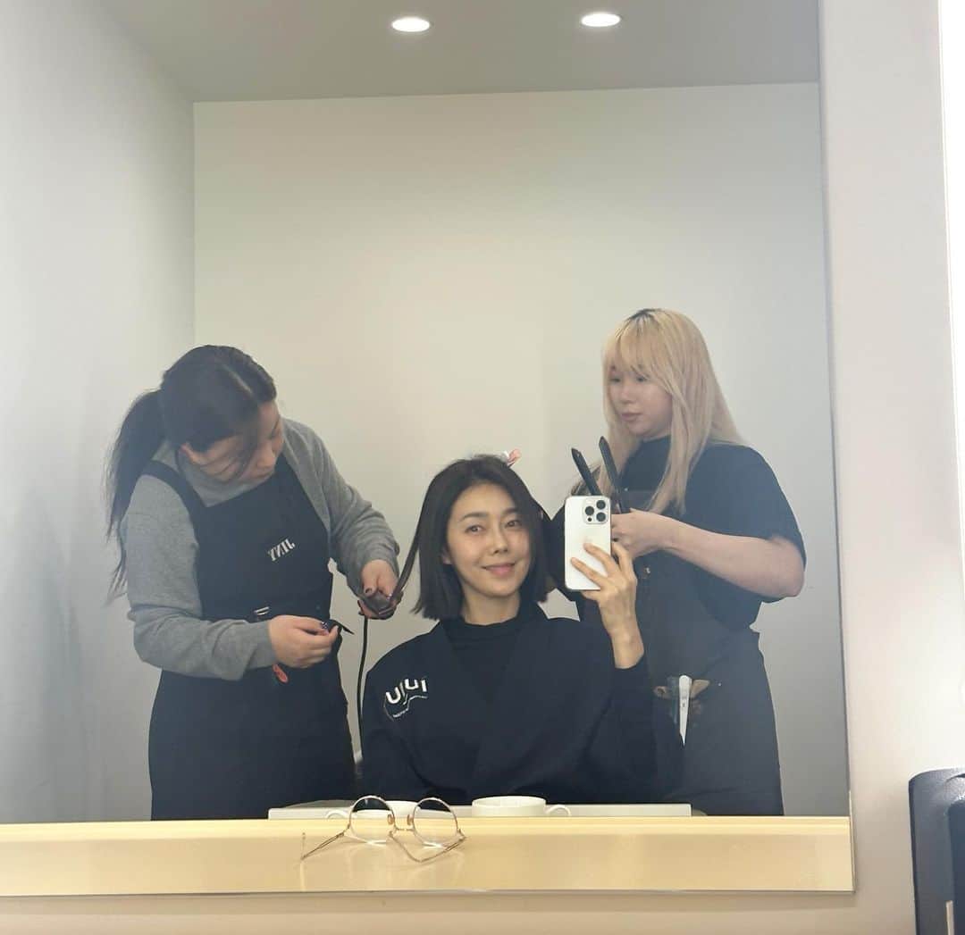 パク・タミのインスタグラム：「- 유전이 참 무서워요ㅎ  저희 엄마가 참 미인이셨는데, 새치가 일찍부터 있었거든요? 그걸 제가 똬아악! 물려받은거죠 ㅎ 머리는 왜 그렇게 빨리 자라는지, 금세 올라오는 흰머리😅 어제, 인스타 돋보기에서 60을 바라보고 있는 어떤분이 정말 멋진 몸매와 스타일을 가지셨는데 백발단발인거예요! 오! 이것도 너무 멋있다 싶어서~ 새치분포도가 반을 넘음 저도 그분처럼 멋지게!(그러려면 운동을 정말 열심히 해야겠..)  오마뎅 구성중, 김치어묵우동 + 사과떡볶이 혼합구성은 품절이 되었구요. 김치어묵우동 3개 세트 구성도 곧 품절될듯 해요~~  이전 피드에 말씀드렸던 것처럼, 짜장 떡볶이를 비롯 떡볶이 구성들 조금 더 넓혀놓았습니다. 방학 앞두고 아이들 간식 걱정되시는 분들 위해💓」