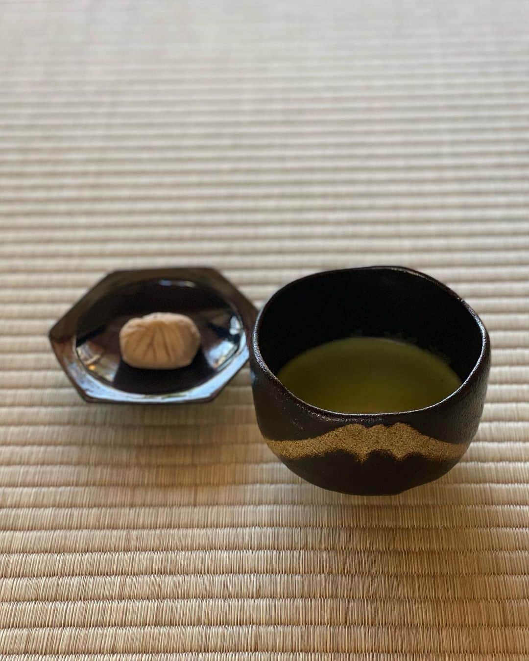 深澤里奈さんのインスタグラム写真 - (深澤里奈Instagram)「◯◯◯  庭を眺めながら一服。 この茶碗は、『不二』と箱書きされておりますが、この世に二つとない山。私は浅間山、と思って使っています。  さて、我が家の外構計画&工事は難航しております。まず、工事自体の年内実施はできなくなりました。植樹するには寒くなりすぎたので、春まで待つことに。 なぜ時間がかかっているのかというと、我が家はこの夏の大雨でかなりの水溜りができました。最初からある程度想定して、浸透桝を複数作っておりましたが、この夏はここ数年で最も高い瞬間的な雨量を記録したようで、ヒヤリとする日が数日あったのです。 そこで、新たな浸透桝を設置するということになり、かなり大掛かりな工事をしなければならなくなりました。 また、それによりどうしても切らなくてはならない木（抜根まで）が出てきてしまい、その計画を詰めていくのに時間がかかってしまったのです。  私たちは、土地を見た時に、そこに元々ある木々に惹かれて移ってきたので、なるべく木は切りたくありませんでしたが、安全確保のためにやむを得ずということになります。  元々、かなりの植樹を計画しておりましたが、これは一旦、増やす前によーく今ある木を見た方がいいと思うようになりました。  というのも、夏が終わり葉の色が変わってくる辺りから、高いところから折れた枝が落ちてくることが増え、一度は近くの電線に引っかかって電力会社に対応してもらったこともあったからです。自分たちの家はもちろんですが、敷地内の木が倒木して怪我人が出たり、他所のお宅に何かあってはいけません。そこで、専門家に見ていただくことにしました。  すると、『危険度を考えると、高い木は全て切った方が良い』とおっしゃる方もいて、私たちはかなりのショックを受けました。 数人に見ていただきましたが見解は違うものの、これは切った方がいいねという木が少なくともある、という点においては一致していました。  最後に、友人にご紹介いただいたキコリの方に見にきていただき、まず、どうしても切らなくてはならない木を切っていただけるか伺い、併せて敷地内の木をぐるりと見ていただきました。  私たちの中で、1番伝わってくる説明と方法を提示してくださり、年間通して敷地の木々のことを教えてもらいながら管理をお願いしたいと思えました。  どうしても、感情抜きには決断できない敷地内の自然のことです。ここは、感情ありきで良いと思いました。  それにしても、恐らく5階建て位の背丈はあろう木を、通常はクレーンを使わなければ伐採できないのですが、クレーンなしで切れるというから驚きです。 キコリって、すごい‥。 その技を早く見てみたいです。  身近に木がある暮らし初心者ですから、なんでも残したいと思ってしまうのですが、適切なタイミングで切ることもまた必要なことなのだな、と少しずつ学んでいます。己の希望だけでなく、そこにある現実を、あるように見る。  #軽井沢暮らし #森暮らし #抹茶茶碗 #不二 #朝の離れ山」12月4日 13時29分 - rinatj