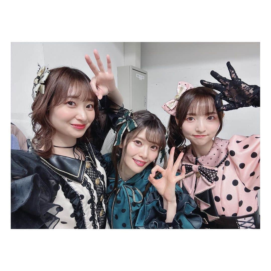 田中美海のインスタグラム：「2023.12.3⛄️ ⁡ 『プリパラ&キラッとプリ☆チャン&ワッチャプリマジ！ウィンターライブ2023』 ⁡ こちら真中のん、ラビリィ役で出演させていただきましたー！🐰 ⁡ 今回はゴーゴーマスコッツではじめに登場！なんと！！プリマジのマナマナーズの皆さんと作品の垣根を超えてコラボさせていただきましたーー！！ 私たちは『チェックワンツー』を、マナマナーズの皆さんは『おやくそくセンセーション』をバックで踊っていただきました🕺✨ 特別なステージ…！そして全くブレないマスコッツたちの自由さ…😂 最高のコラボでしたね！！昼も夜とめちゃくちゃたのしかったです！！ ⁡ ノンシュガーは単独でお披露目した新衣装で『トレジャー♪マイ＊ランド!!!』を歌いました！👒 初めてライブで聴いたって方も多かったかも！？それでもみんなの声がたくさん聞こえて嬉しかったです！！✊✌️🖐️ 単独でパワーアップしたノンシュガーをこれからもよろしくお願いします！ ⁡ ⁡ 個人的には男プリに加わるレオナにやられてIIZEの嵐だし…相変わらずゴーゴーゴージャスは最高だし💸コトバ・ブーケで泣いてラストのそらみ……ずるいよ…😭😭 ⁡ 総勢44名、誰一人欠けることなく、怪我なく無事に終えられました！皆様のあたたかい応援もとてもパワーになっています！💪 これからもプリティーシリーズを一緒に応援していきましょう☺️✨ ⁡ アーカイブもありますので是非何度でも観てくださいね！本当にありがとうございました！！ ⁡ #ウィンターライブ2023 #バチバチノンシュガーWITH #とソルル 🤍 #楽屋ずっと楽しかった #ファイちゃんから手作りクッキーとシールもろた 💛🍅🍪 #幸せの味がした」